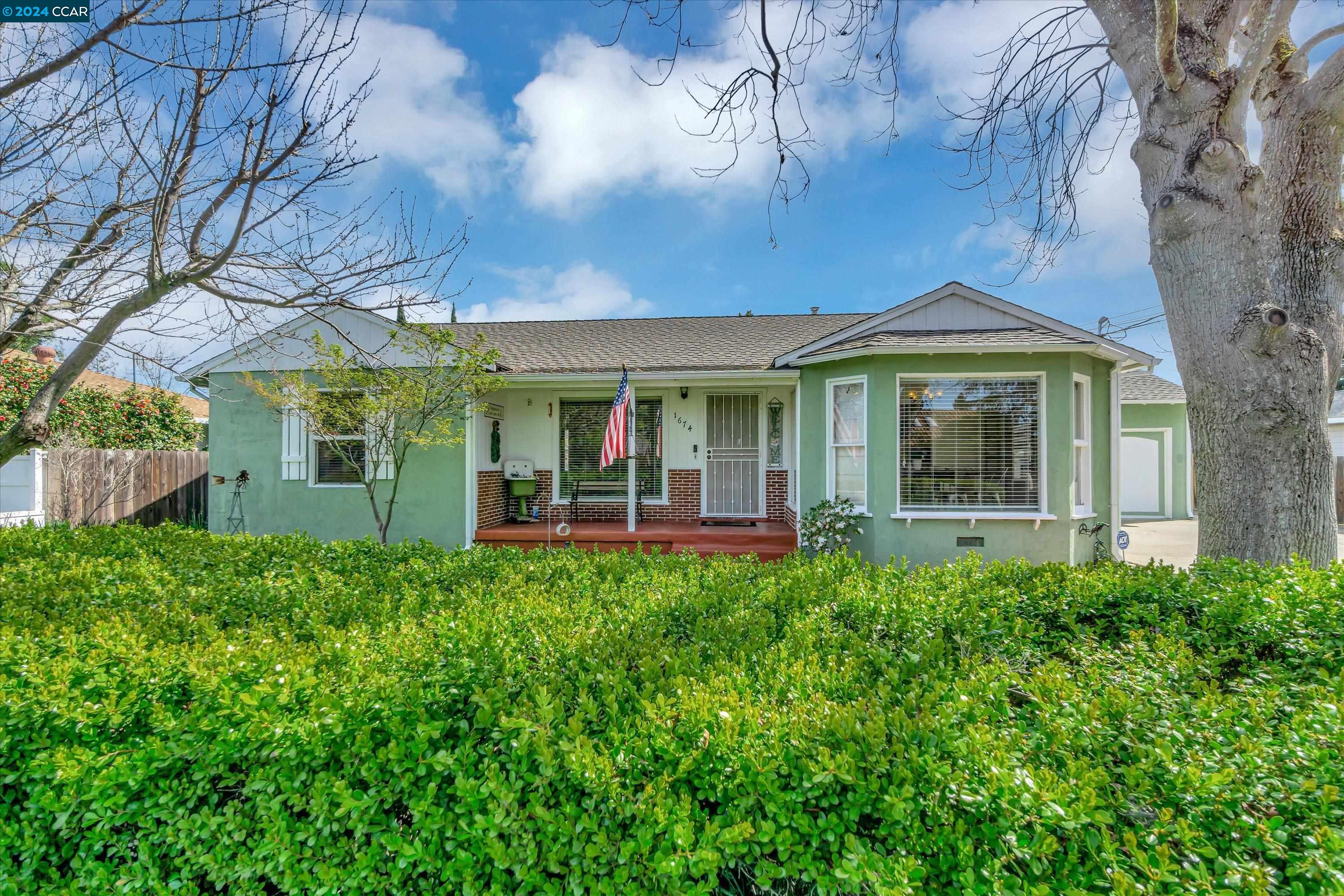 Detail Gallery Image 1 of 1 For 1674 Garnet Ln, Concord,  CA 94519 - 3 Beds | 2 Baths