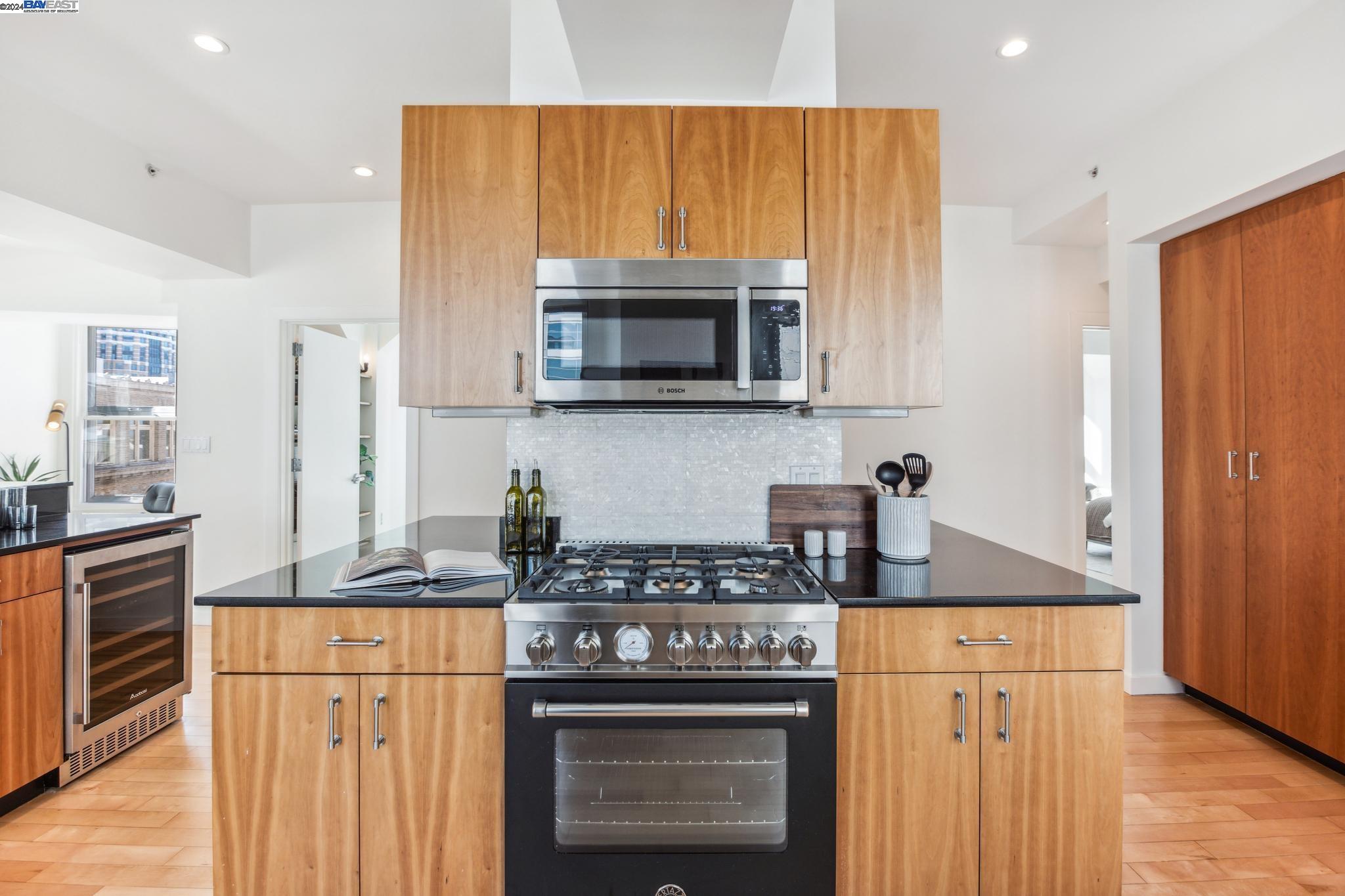 Detail Gallery Image 11 of 38 For 1615 Broadway #9,  Oakland,  CA 94612 - 3 Beds | 2 Baths