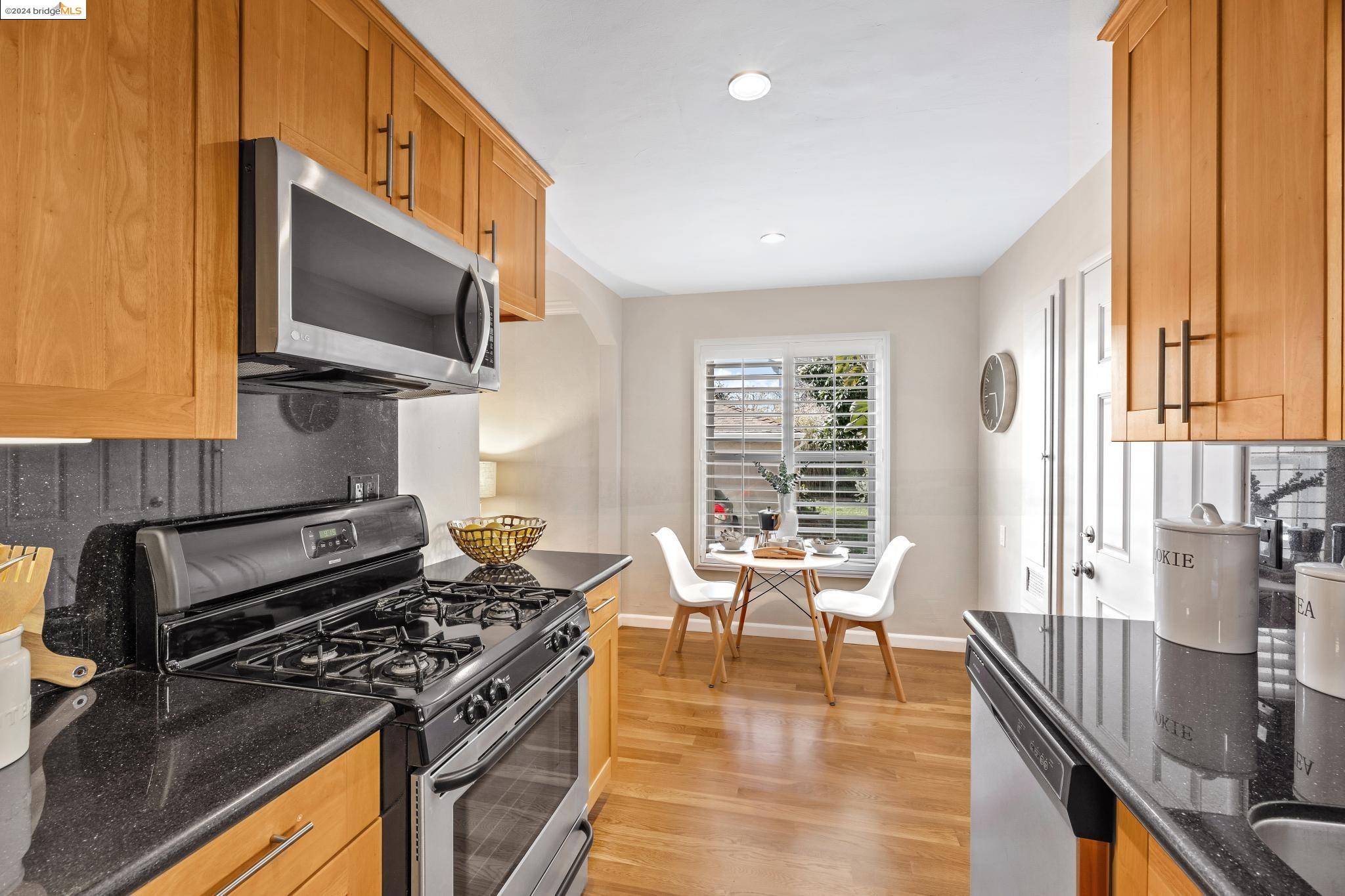 Detail Gallery Image 11 of 30 For 1644 San Pablo Ave #D,  Berkeley,  CA 94702 - 1 Beds | 1 Baths
