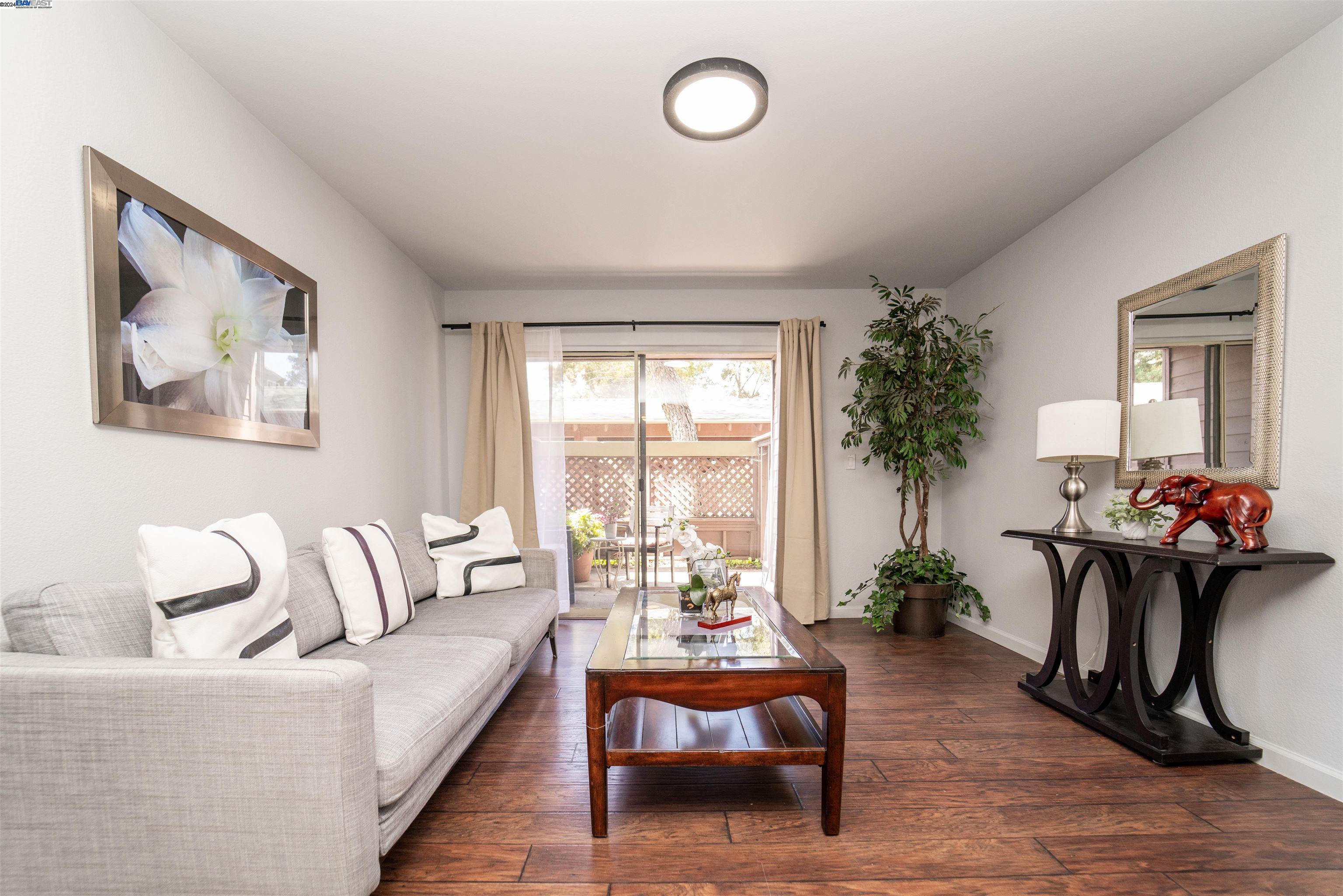 Detail Gallery Image 5 of 25 For 1044 Yarwood Ct, San Jose,  CA 95128-4727 - 2 Beds | 2 Baths