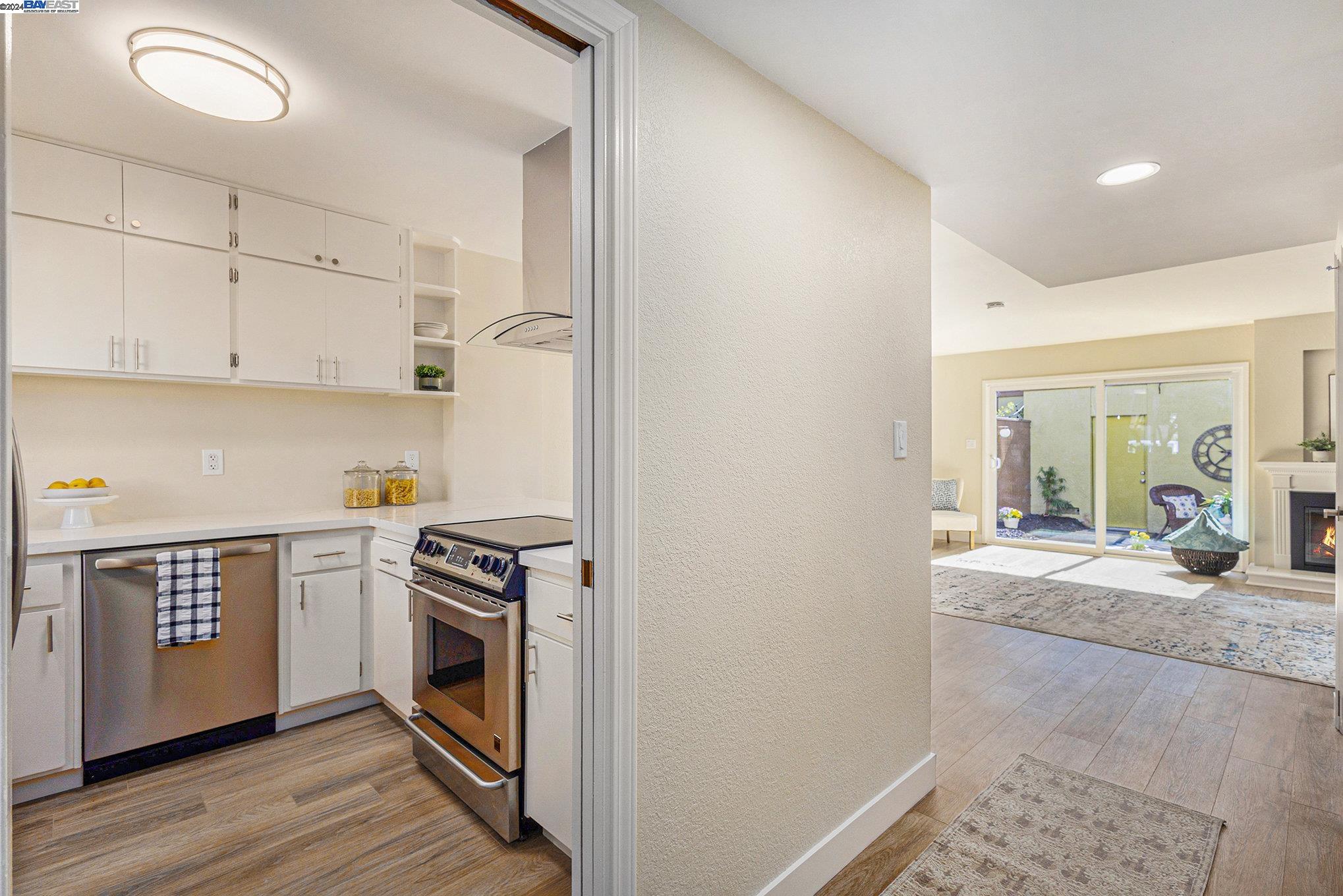 Detail Gallery Image 8 of 33 For 3107 La Campania, Alameda,  CA 94502 - 3 Beds | 1/1 Baths