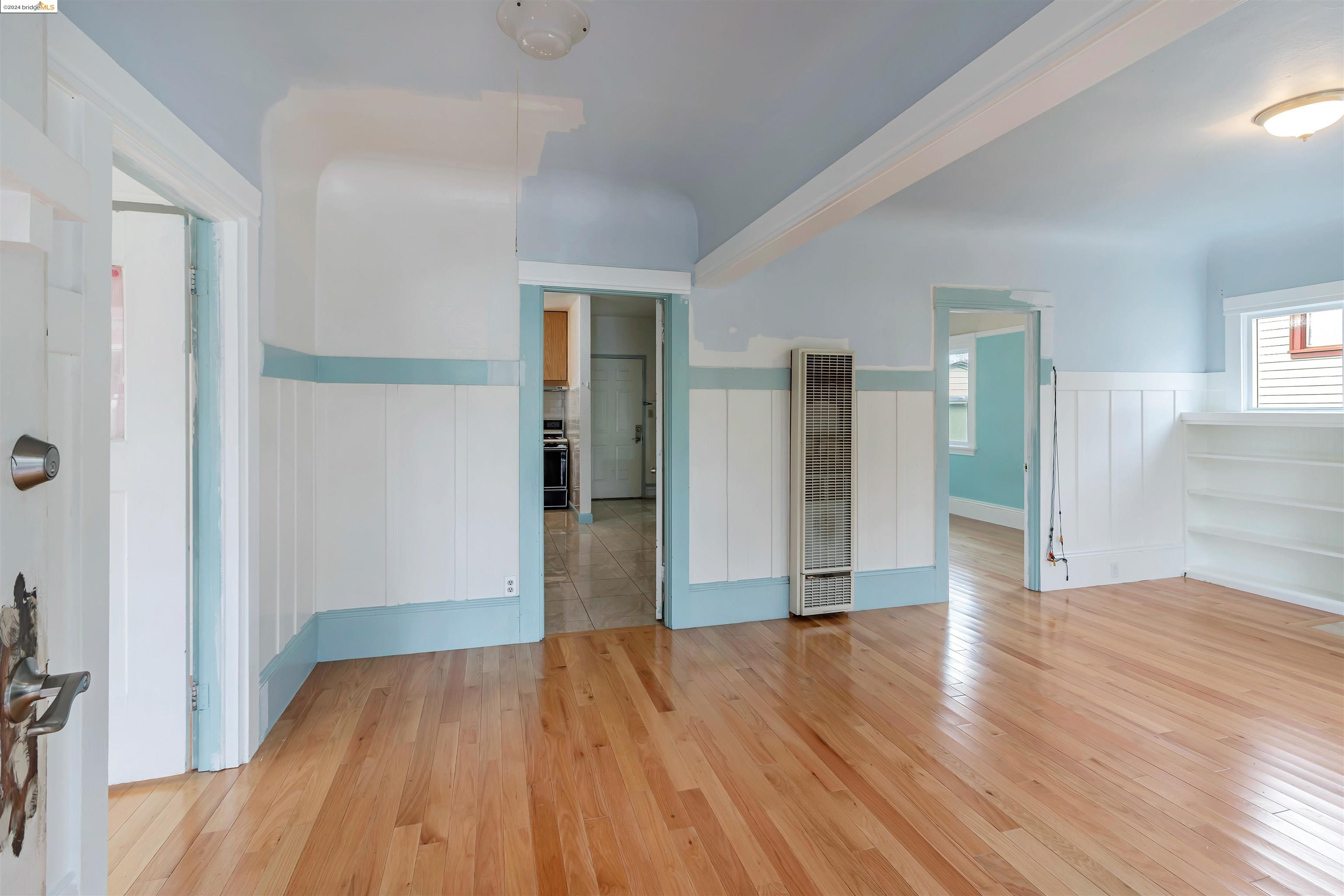 Detail Gallery Image 3 of 40 For 2541 Wakefield Ave, Oakland,  CA 94606 - 3 Beds | 2 Baths
