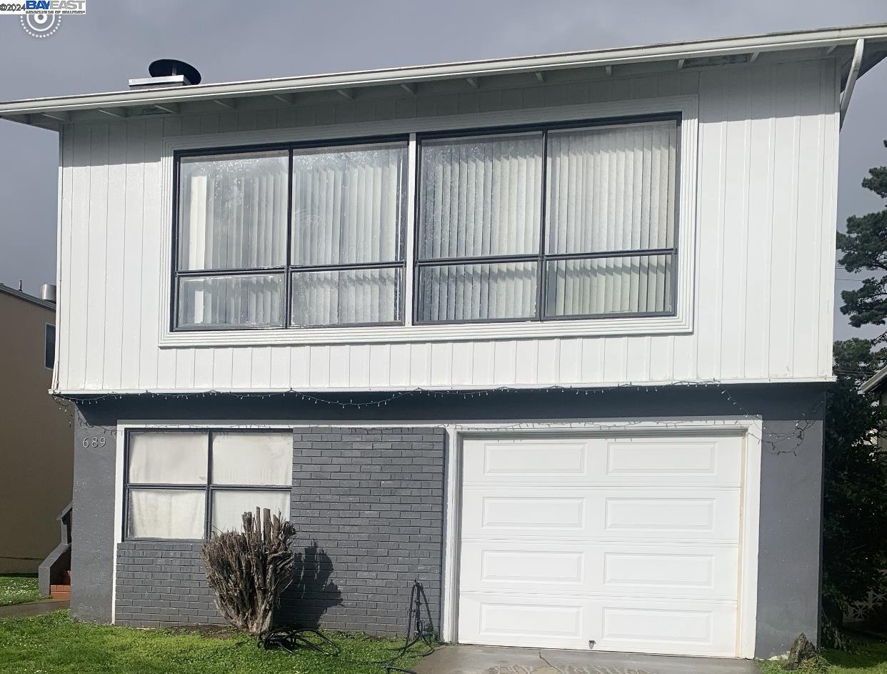 Detail Gallery Image 1 of 1 For 689 Parkview Circle, Pacifica,  CA 94044-1530 - 4 Beds | 2/1 Baths
