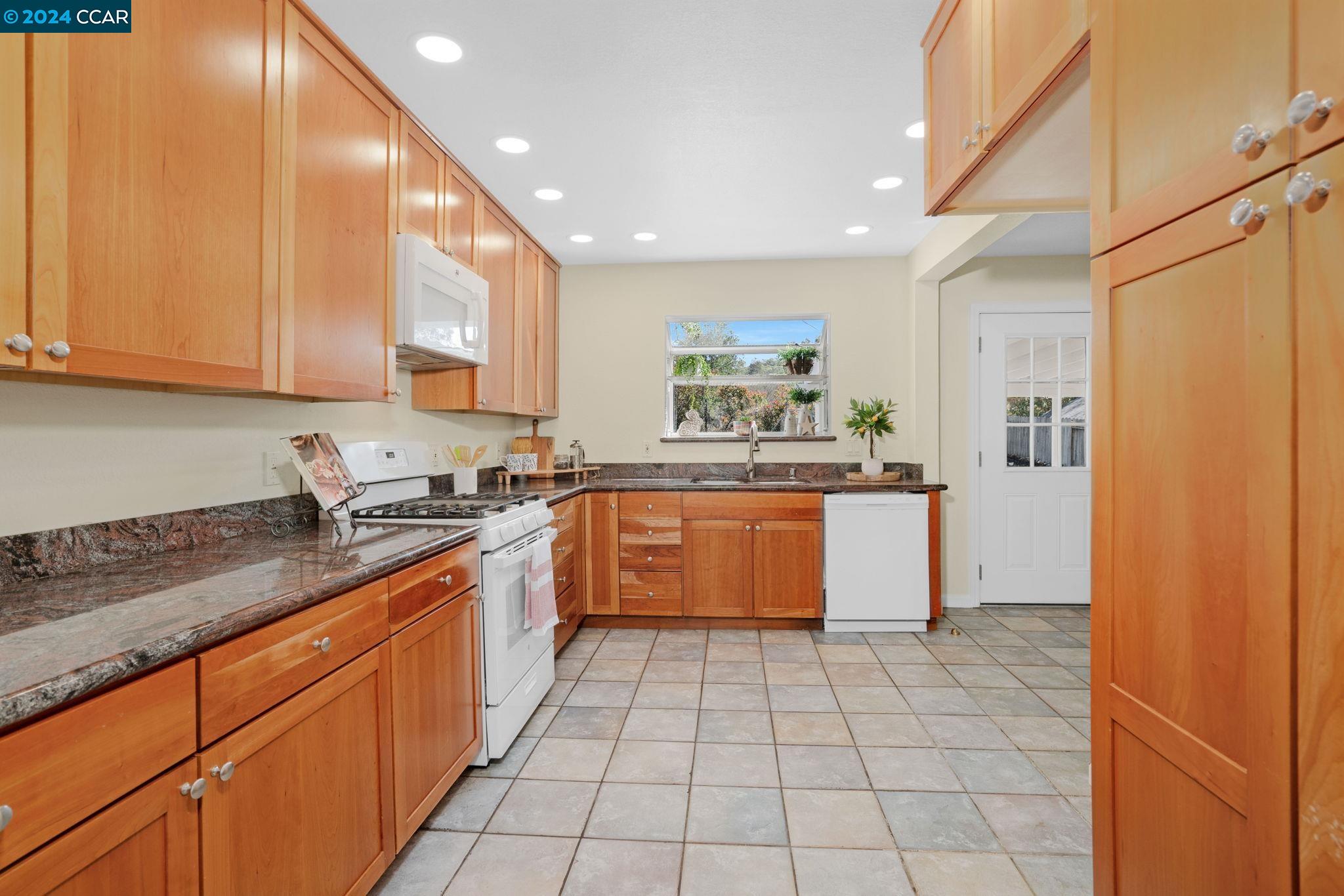 Detail Gallery Image 8 of 26 For 238 Cameo Drive, Danville,  CA 94526-1605 - 3 Beds | 2 Baths