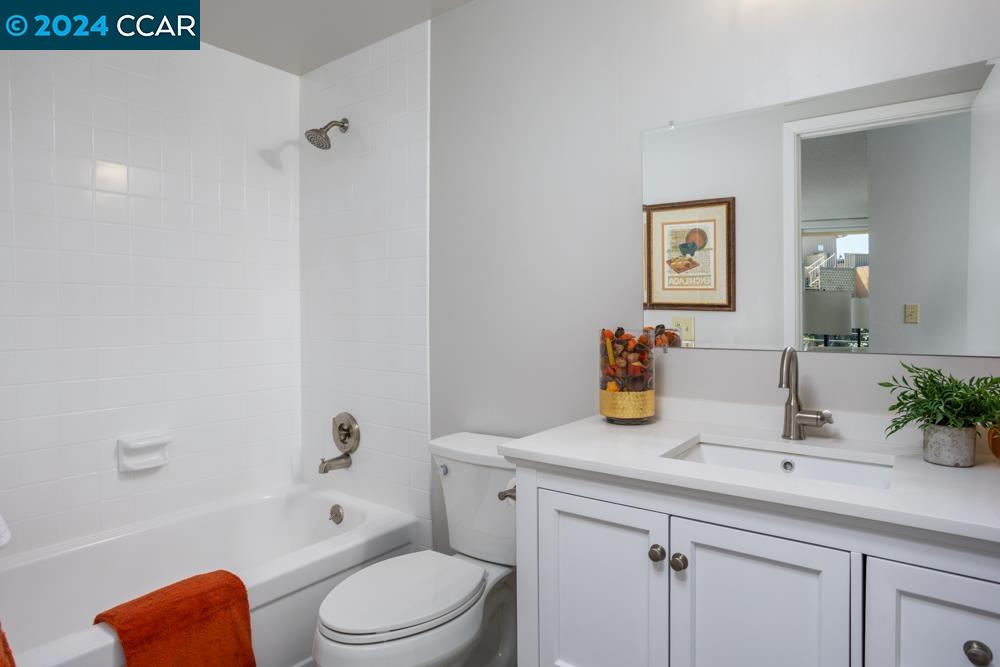 Detail Gallery Image 10 of 17 For 5340 Broadway Ter #408,  Oakland,  CA 94618 - 3 Beds | 2 Baths