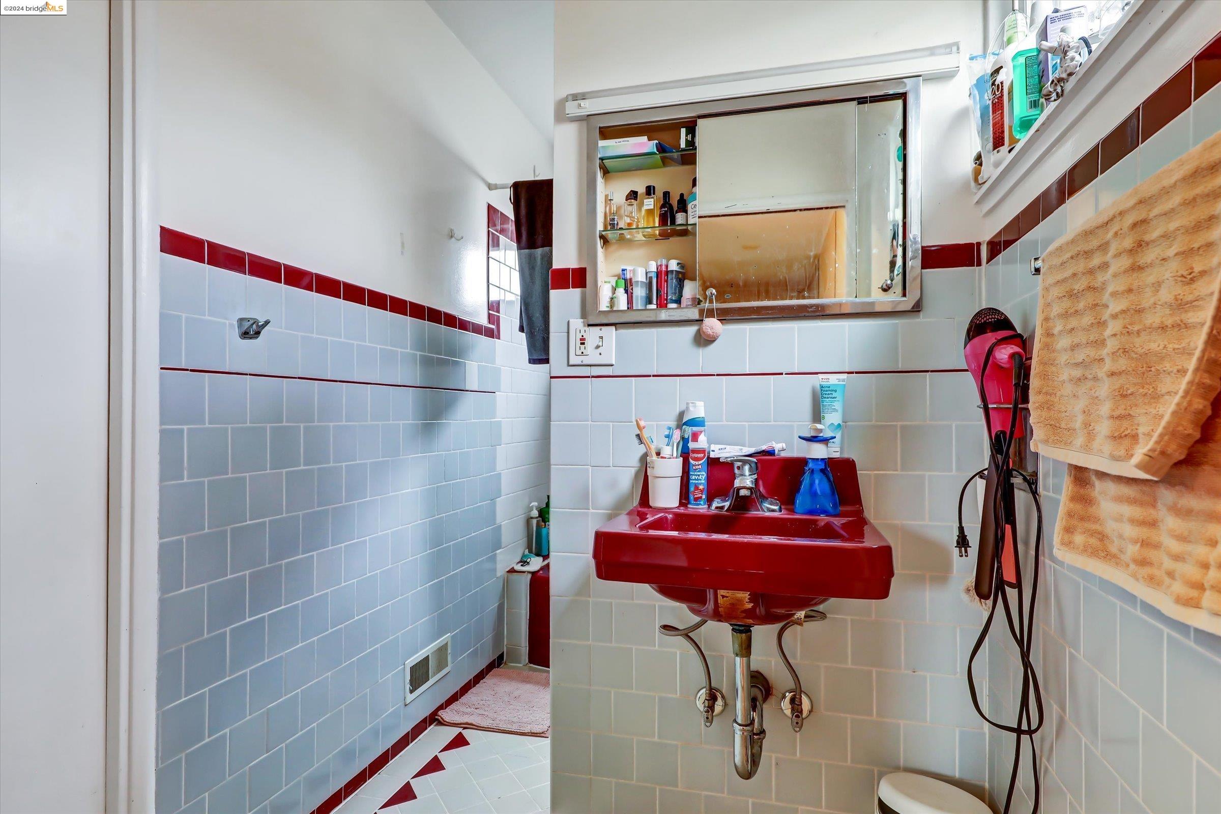 Detail Gallery Image 9 of 53 For 1345 Ward St, Berkeley,  CA 94702 - 2 Beds | 1 Baths