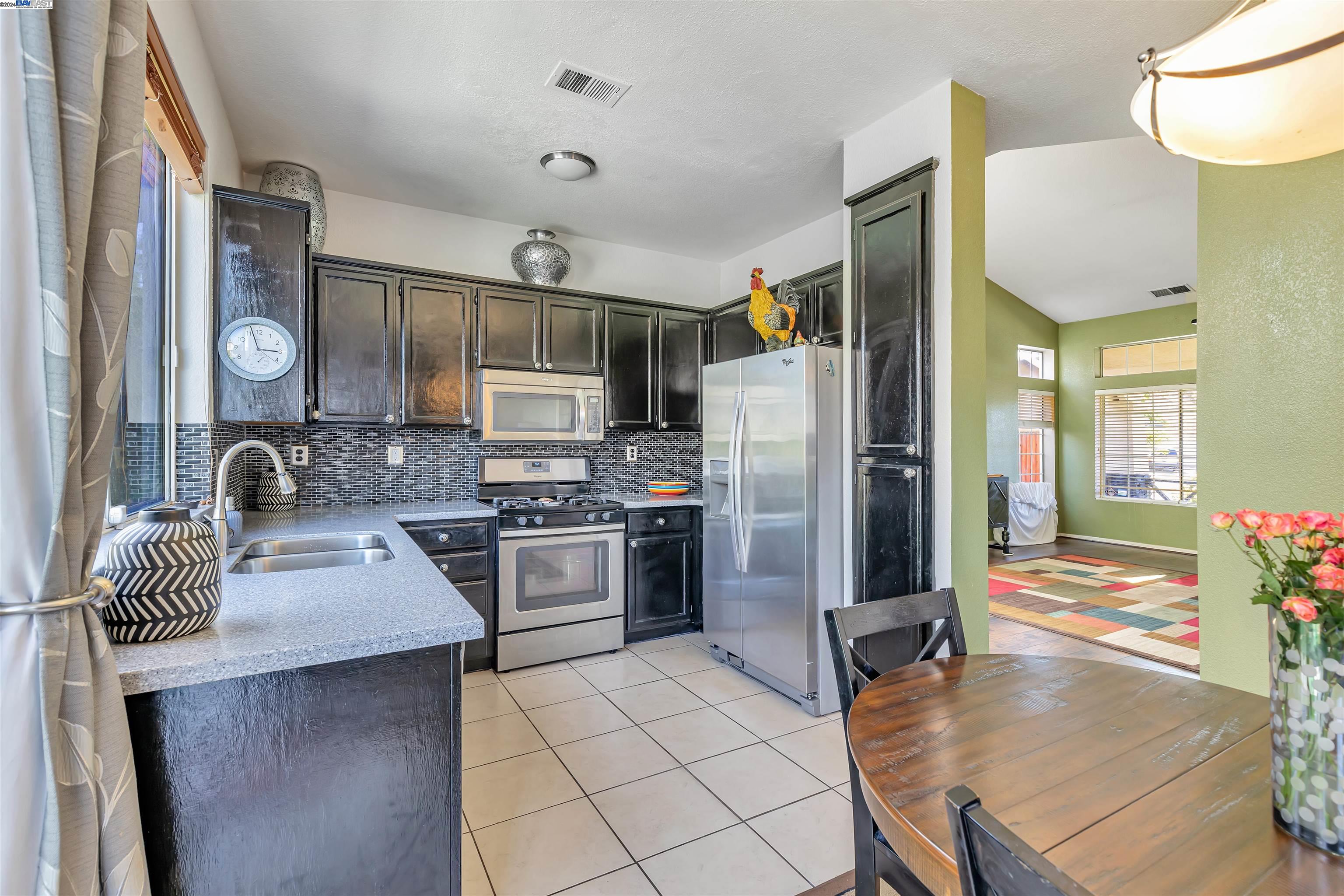 Detail Gallery Image 9 of 26 For 5220 Primrose Ct, Antioch,  CA 94531 - 4 Beds | 2/1 Baths