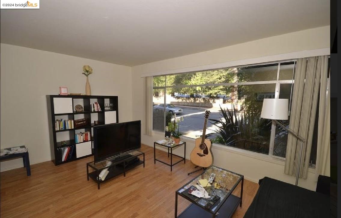 Detail Gallery Image 1 of 8 For 2636 Warring St #104,  Berkeley,  CA 94704 - 2 Beds | 1 Baths