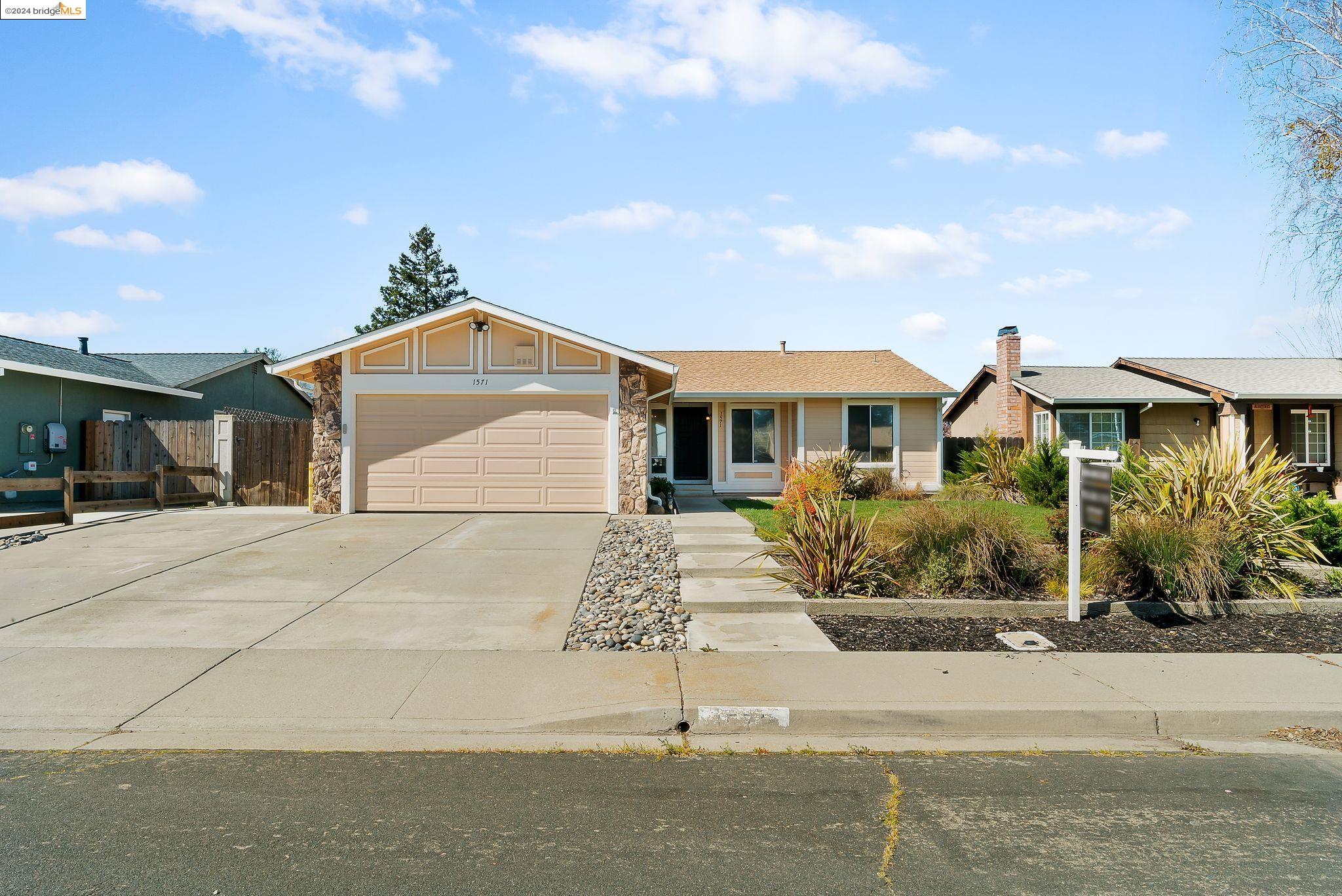 Detail Gallery Image 1 of 1 For 1571 Gamay Cir, Oakley,  CA 94561 - 3 Beds | 2 Baths