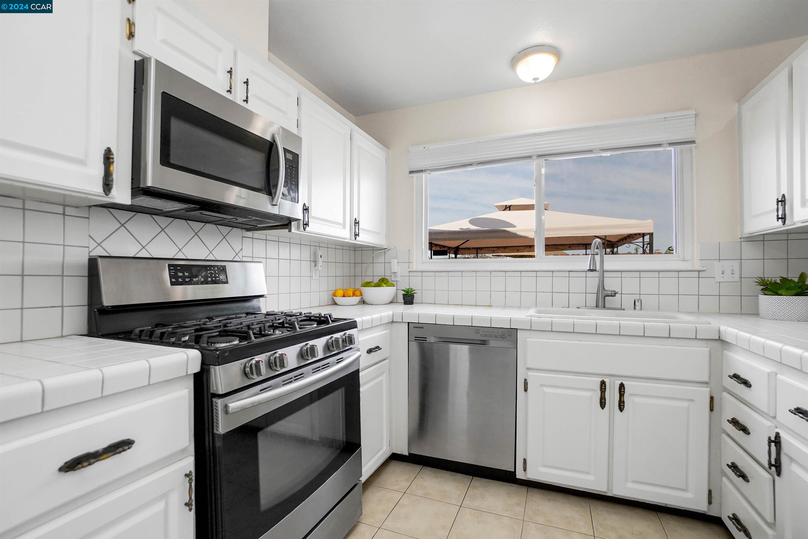 Detail Gallery Image 14 of 45 For 118 Cottonwood Ct, Hercules,  CA 94547 - 3 Beds | 2 Baths