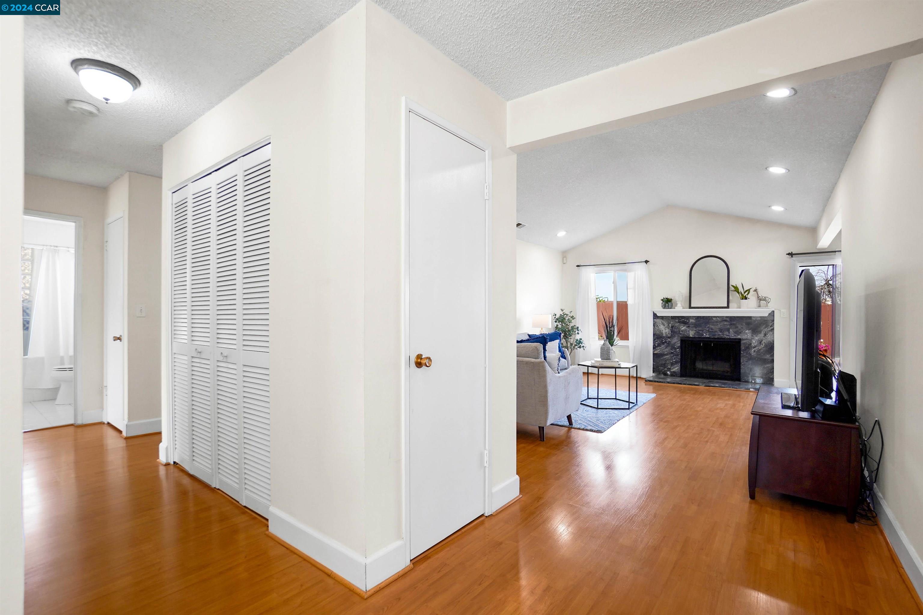 Detail Gallery Image 5 of 45 For 118 Cottonwood Ct, Hercules,  CA 94547 - 3 Beds | 2 Baths
