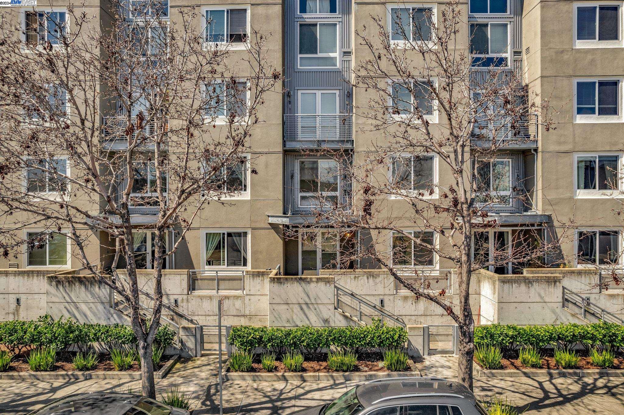 Detail Gallery Image 1 of 31 For 3090 Glascock St #122,  Oakland,  CA 94601 - 3 Beds | 2/1 Baths