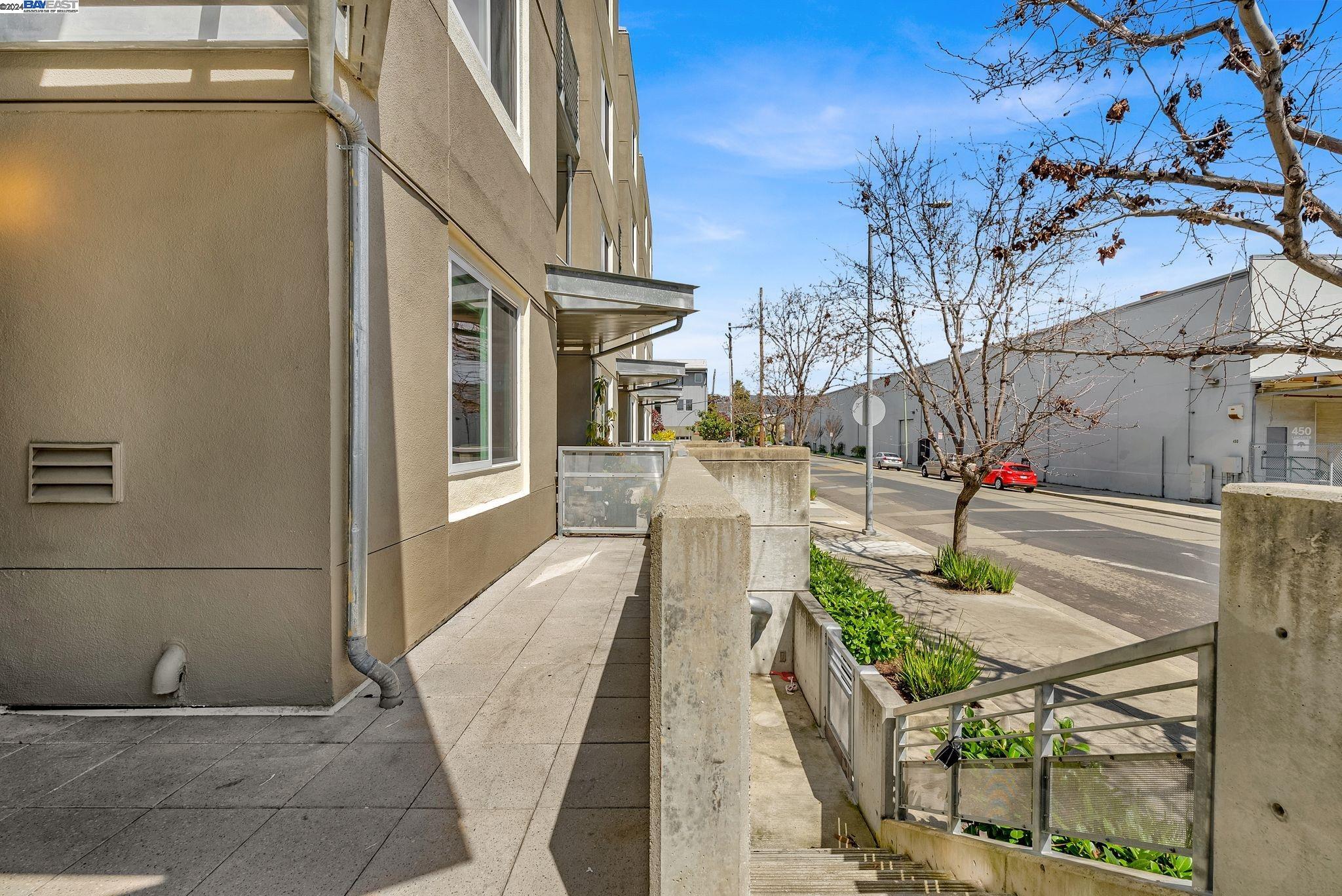 Detail Gallery Image 2 of 31 For 3090 Glascock St #122,  Oakland,  CA 94601 - 3 Beds | 2/1 Baths