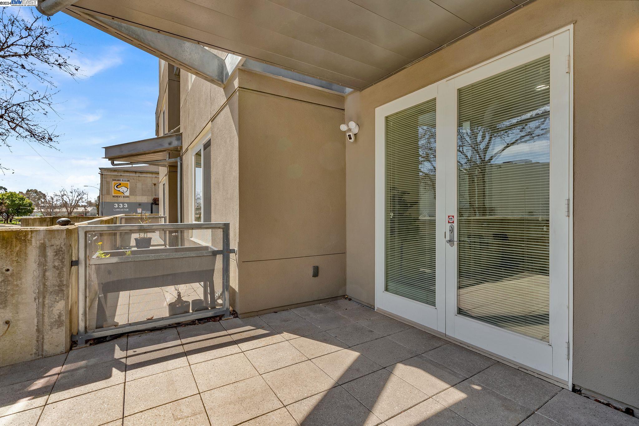 Detail Gallery Image 3 of 31 For 3090 Glascock St #122,  Oakland,  CA 94601 - 3 Beds | 2/1 Baths