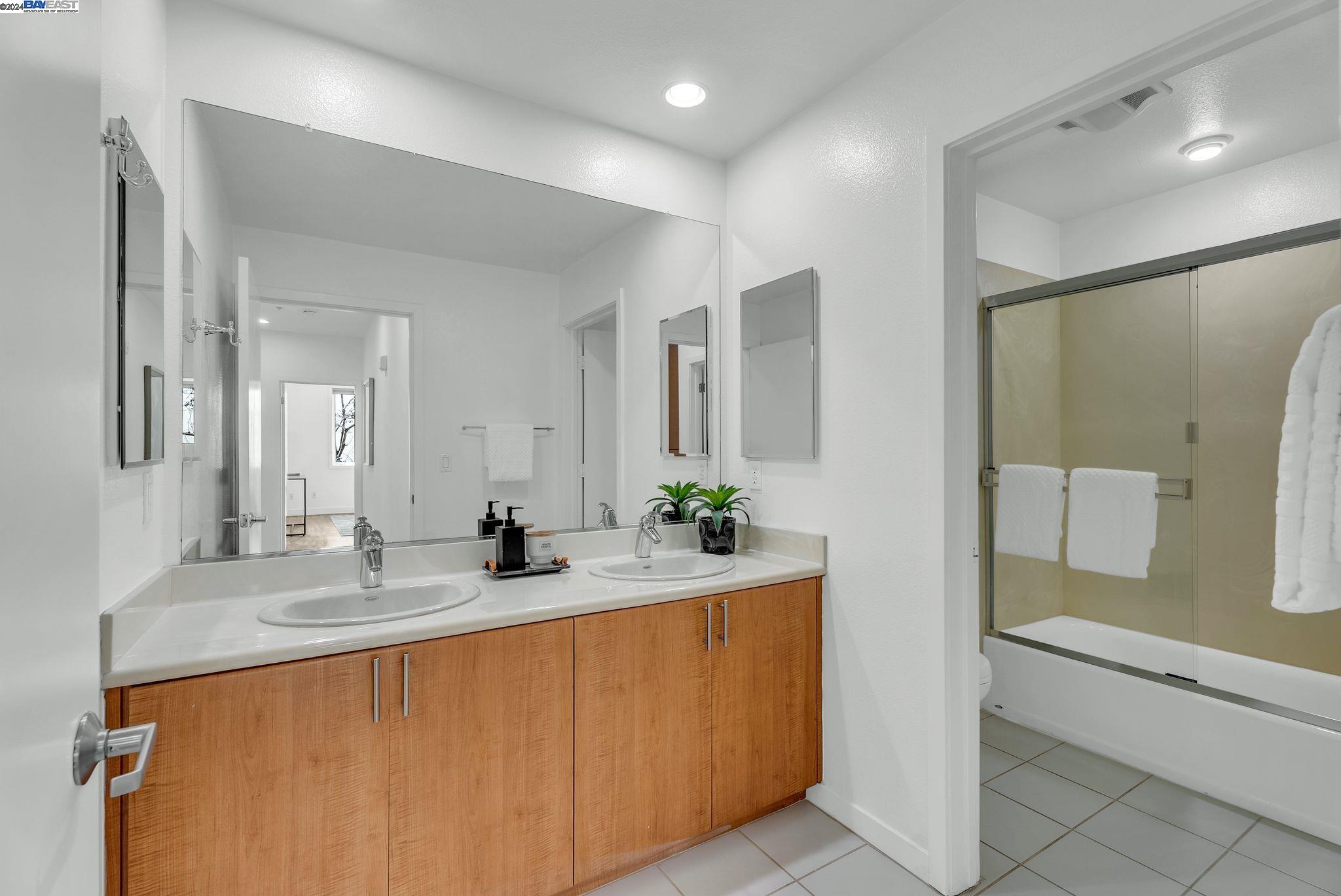 Detail Gallery Image 22 of 31 For 3090 Glascock St #122,  Oakland,  CA 94601 - 3 Beds | 2/1 Baths