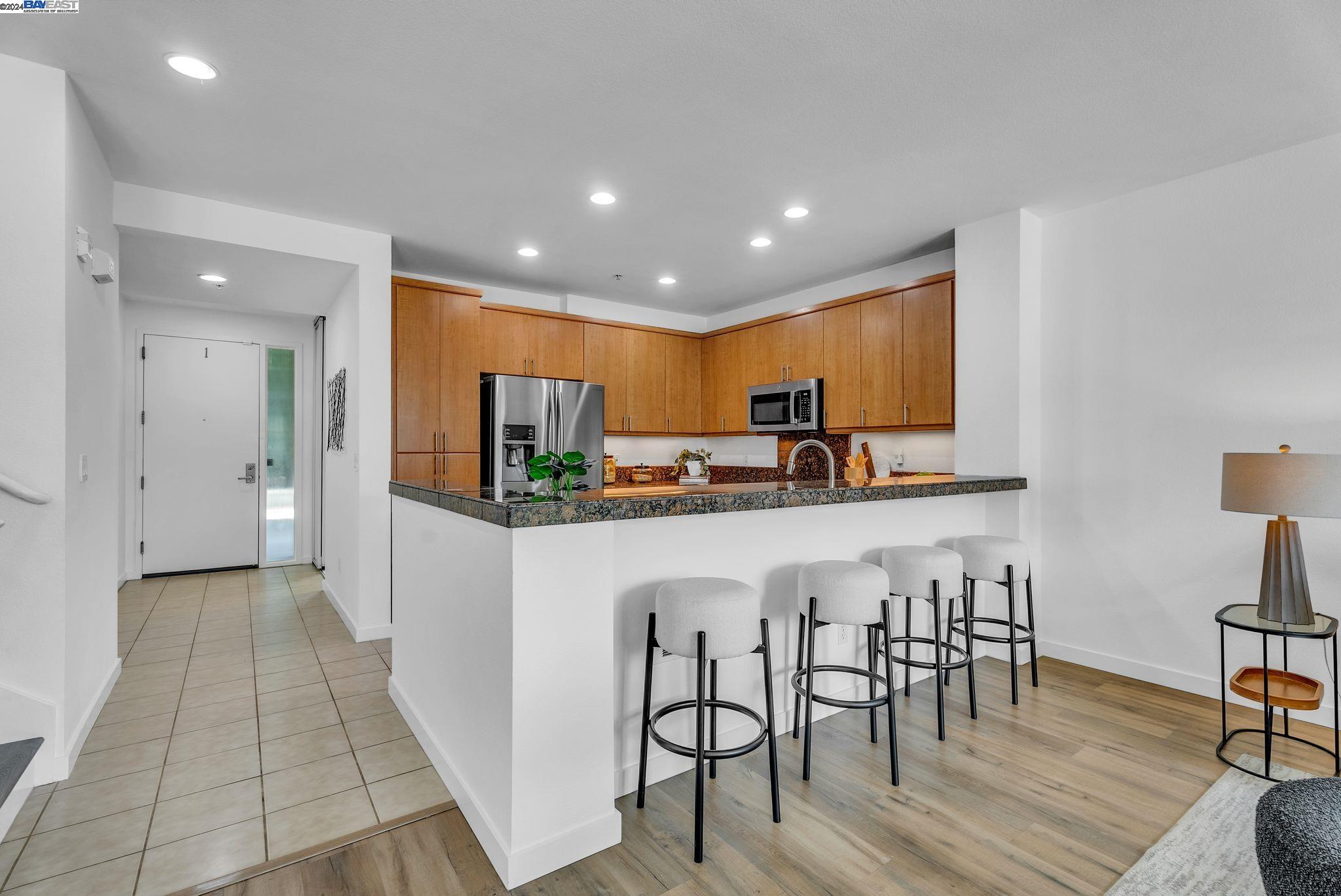 Detail Gallery Image 6 of 31 For 3090 Glascock St #122,  Oakland,  CA 94601 - 3 Beds | 2/1 Baths