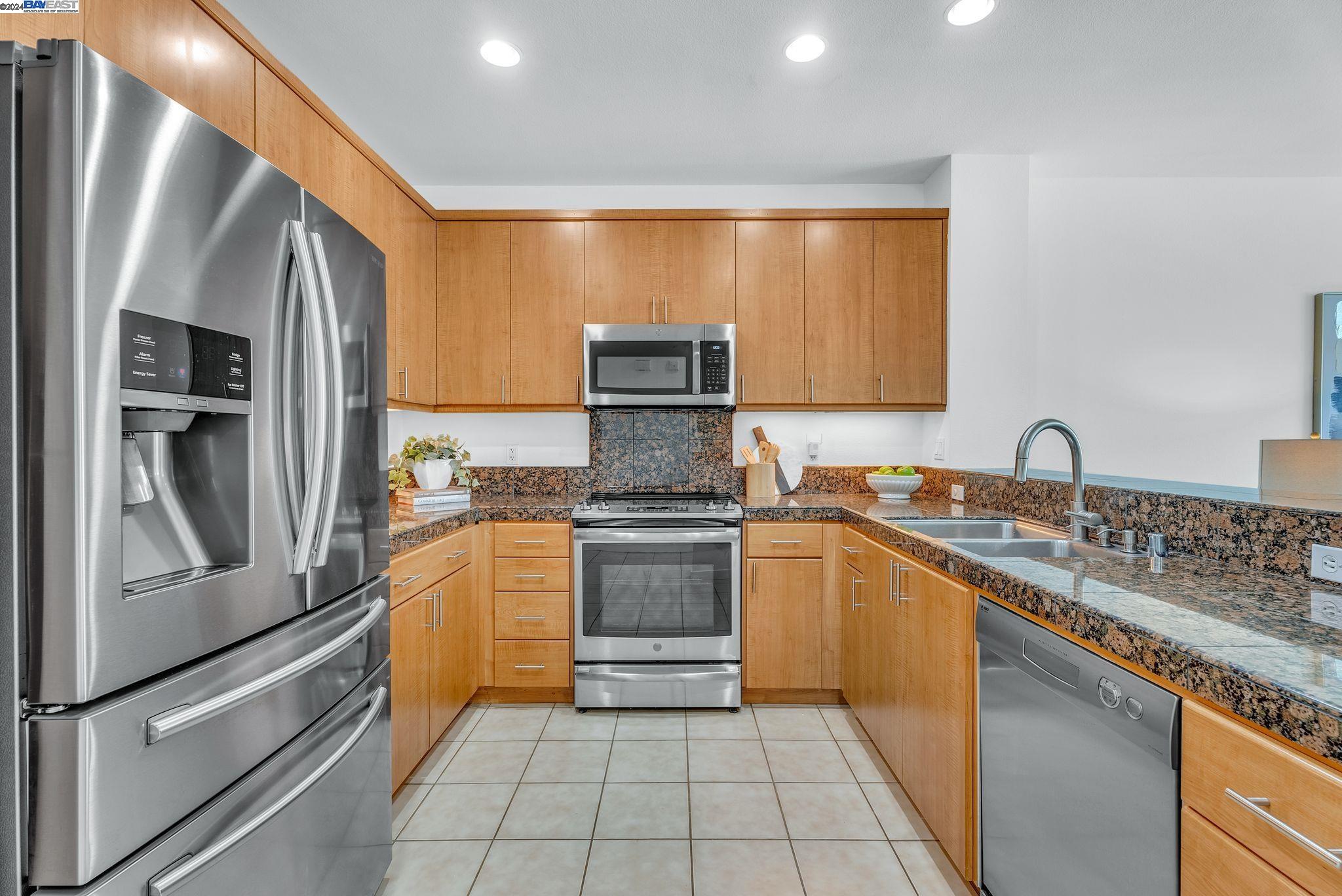 Detail Gallery Image 7 of 31 For 3090 Glascock St #122,  Oakland,  CA 94601 - 3 Beds | 2/1 Baths