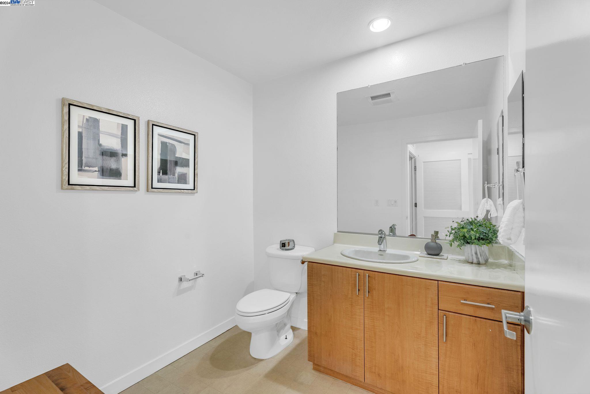 Detail Gallery Image 10 of 31 For 3090 Glascock St #122,  Oakland,  CA 94601 - 3 Beds | 2/1 Baths