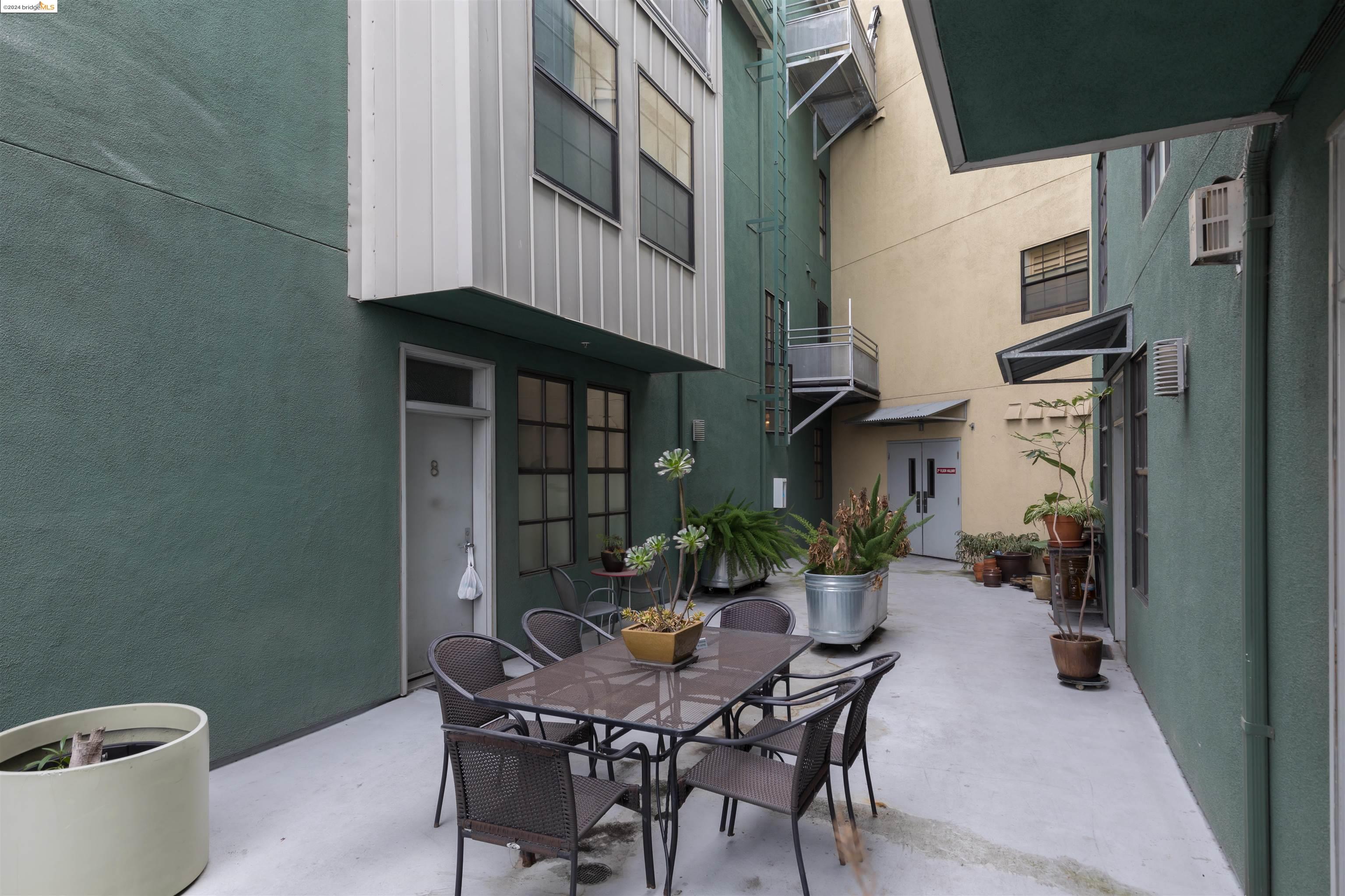 Detail Gallery Image 13 of 13 For 850 W Grand Ave #7,  Oakland,  CA 94607 - 1 Beds | 1/1 Baths