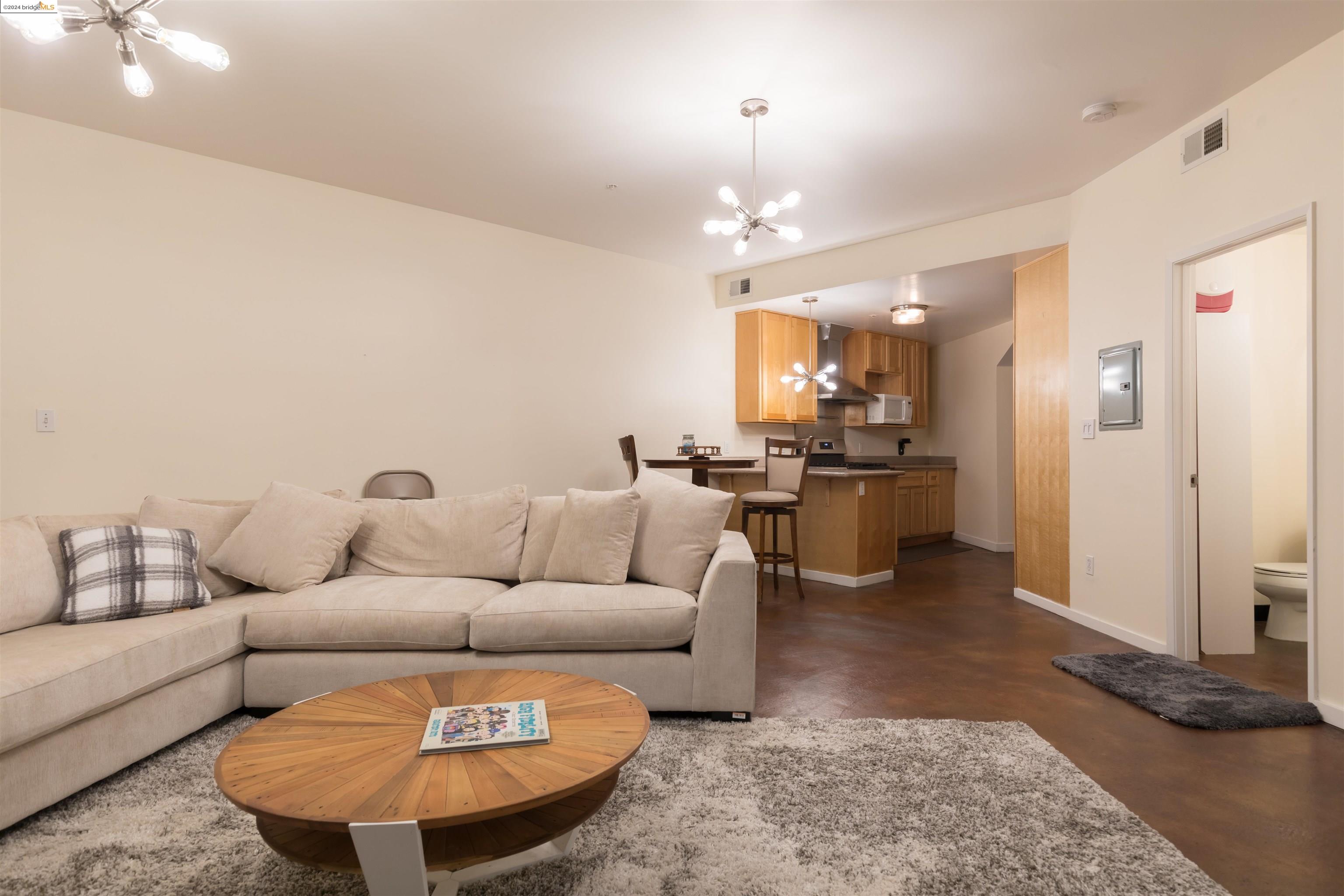 Detail Gallery Image 6 of 13 For 850 W Grand Ave #7,  Oakland,  CA 94607 - 1 Beds | 1/1 Baths