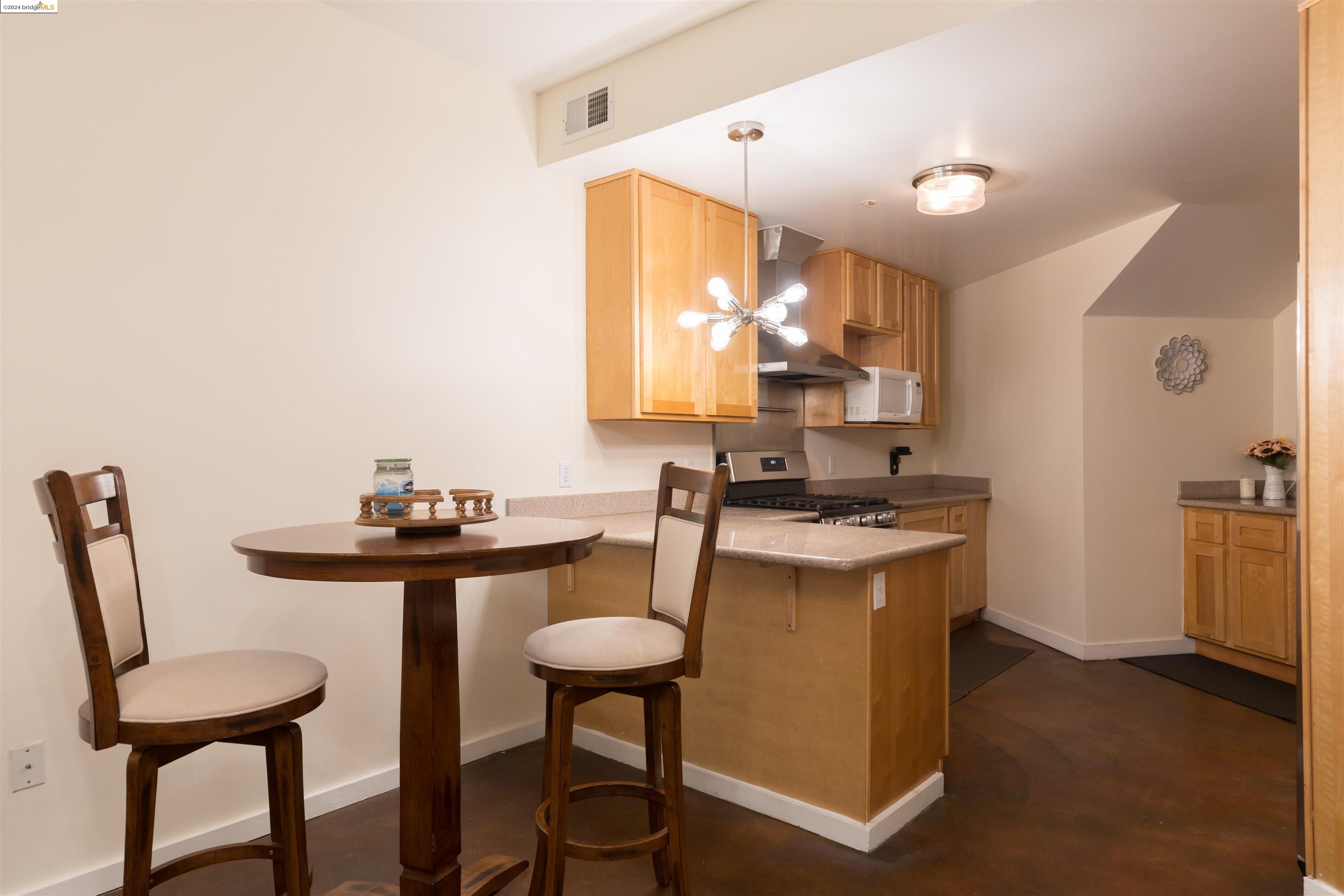 Detail Gallery Image 7 of 13 For 850 W Grand Ave #7,  Oakland,  CA 94607 - 1 Beds | 1/1 Baths