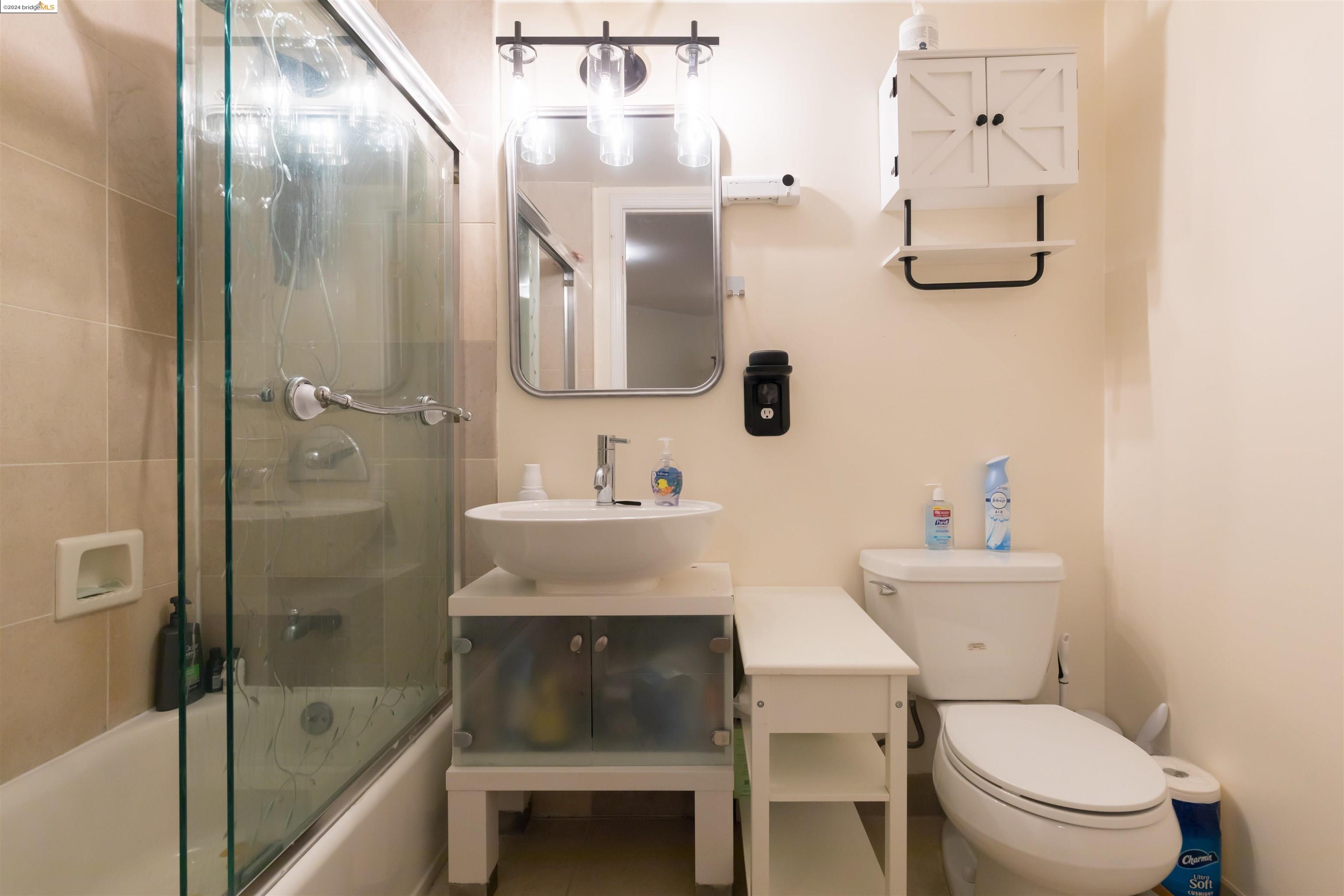 Detail Gallery Image 10 of 13 For 850 W Grand Ave #7,  Oakland,  CA 94607 - 1 Beds | 1/1 Baths