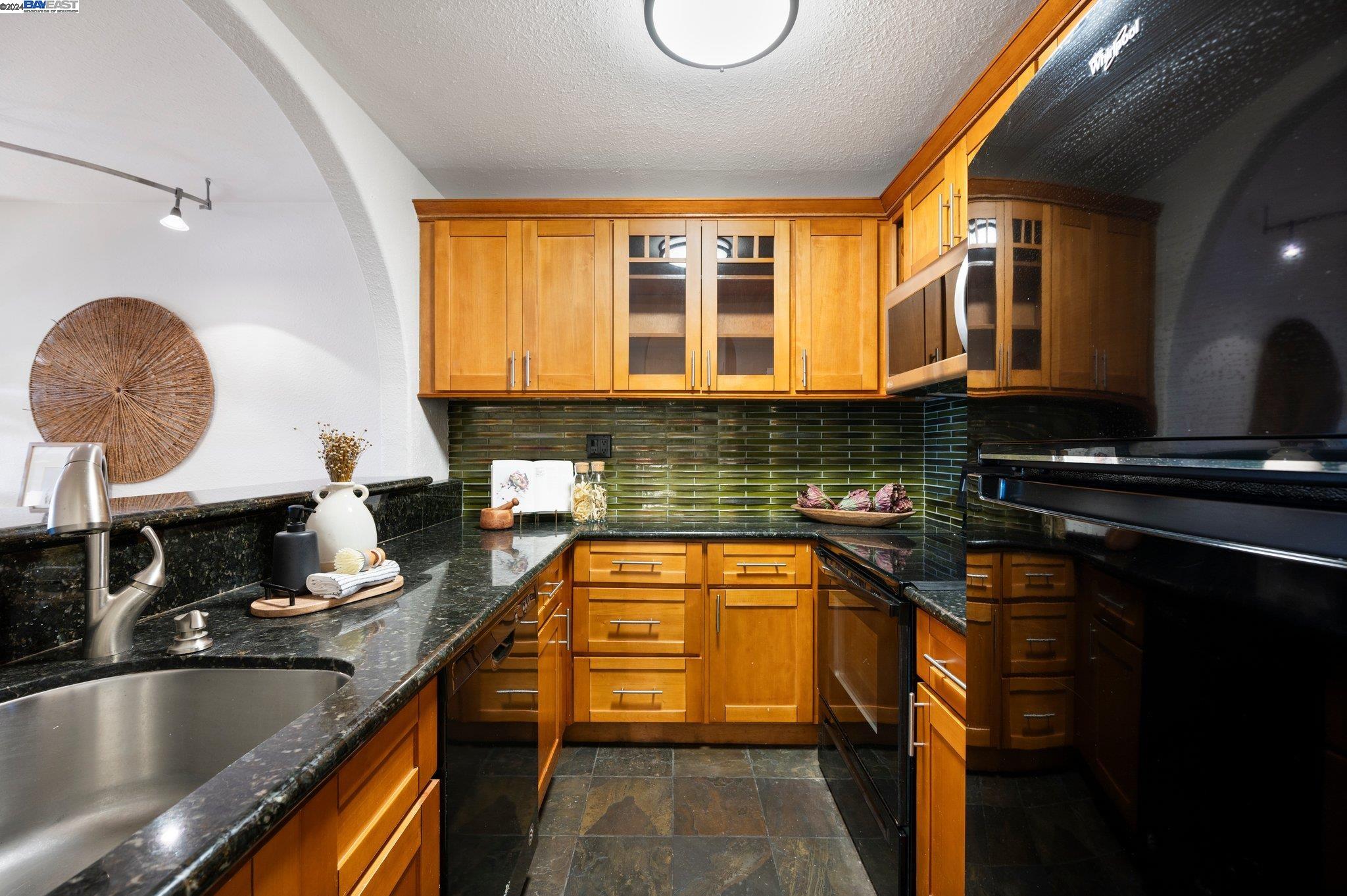 Detail Gallery Image 13 of 36 For 151 Lakeside Dr #103,  Oakland,  CA 94612 - 1 Beds | 1 Baths