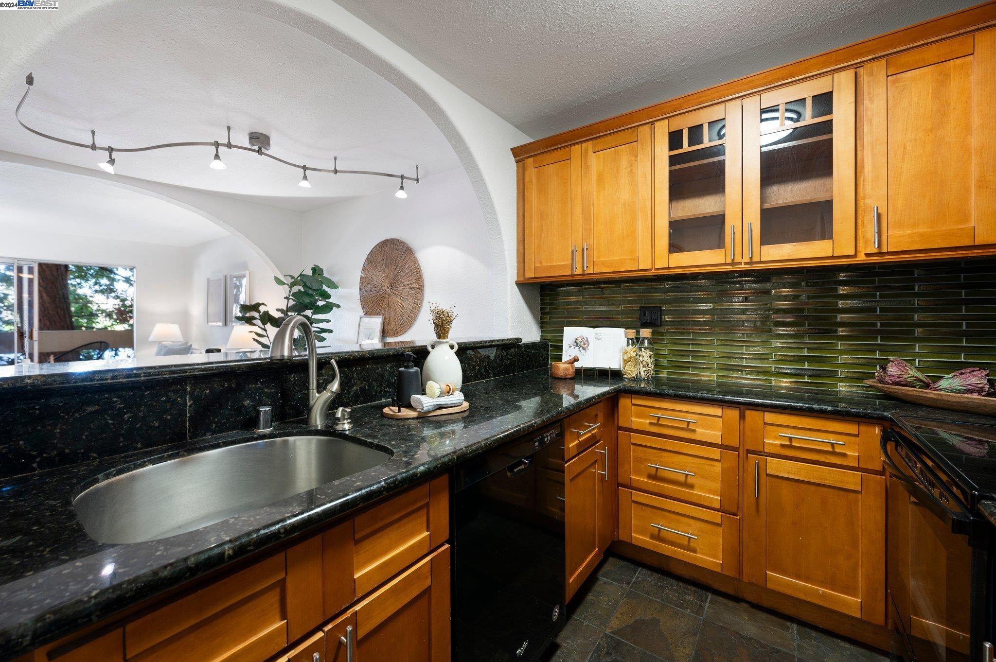 Detail Gallery Image 14 of 36 For 151 Lakeside Dr #103,  Oakland,  CA 94612 - 1 Beds | 1 Baths