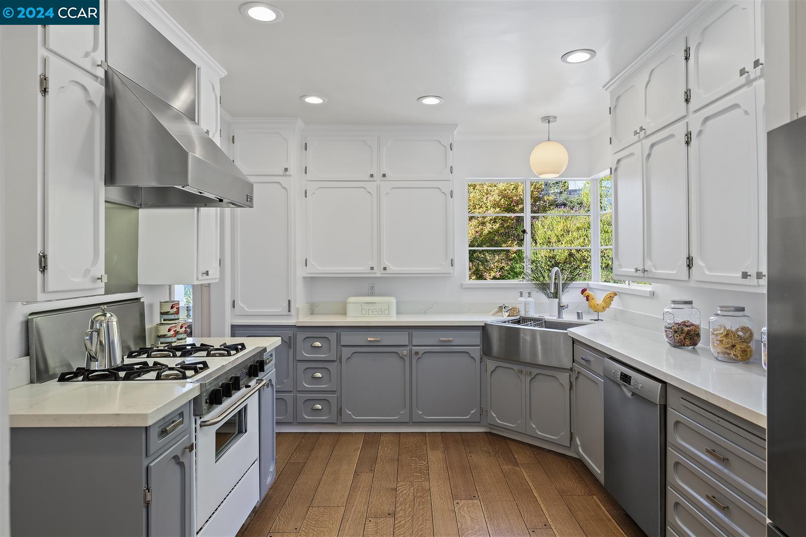 Detail Gallery Image 11 of 55 For 33 Southwood Drive, Orinda,  CA 94563-3025 - 4 Beds | 3/1 Baths