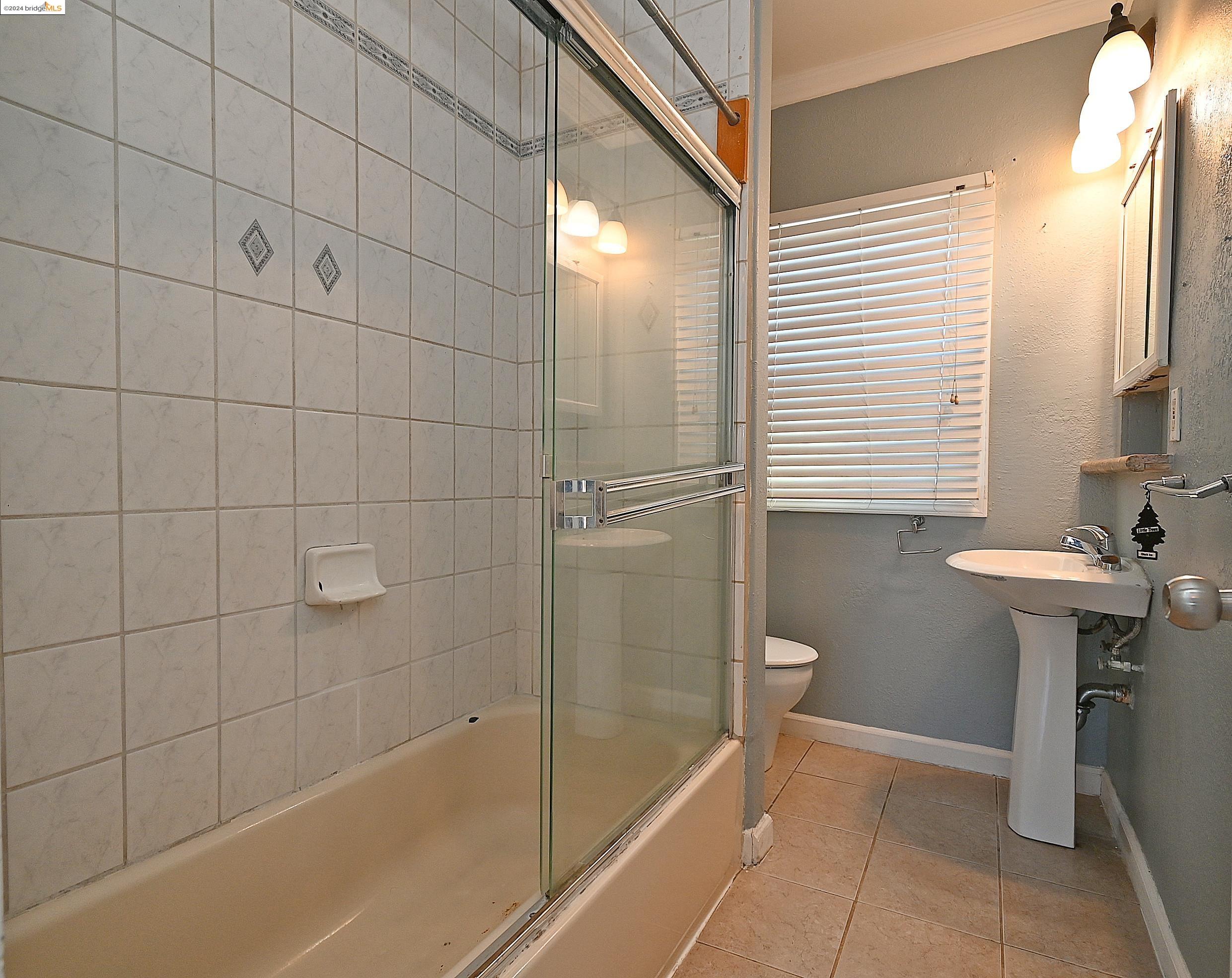 Detail Gallery Image 11 of 27 For 1292 61st, Oakland,  CA 94621 - 2 Beds | 1 Baths