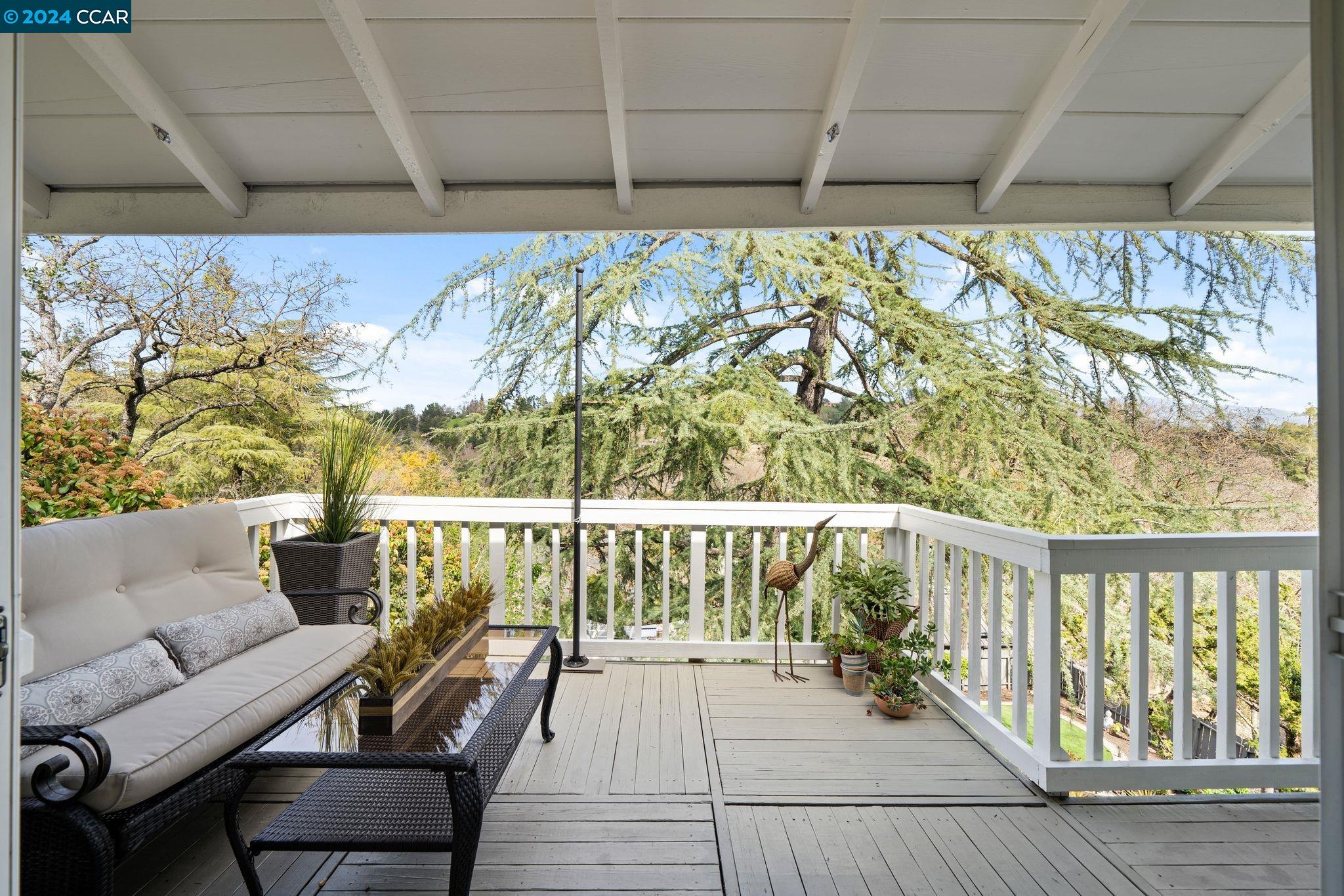 Detail Gallery Image 12 of 45 For 930 Hawthorn Dr, Lafayette,  CA 94549 - 4 Beds | 2/1 Baths