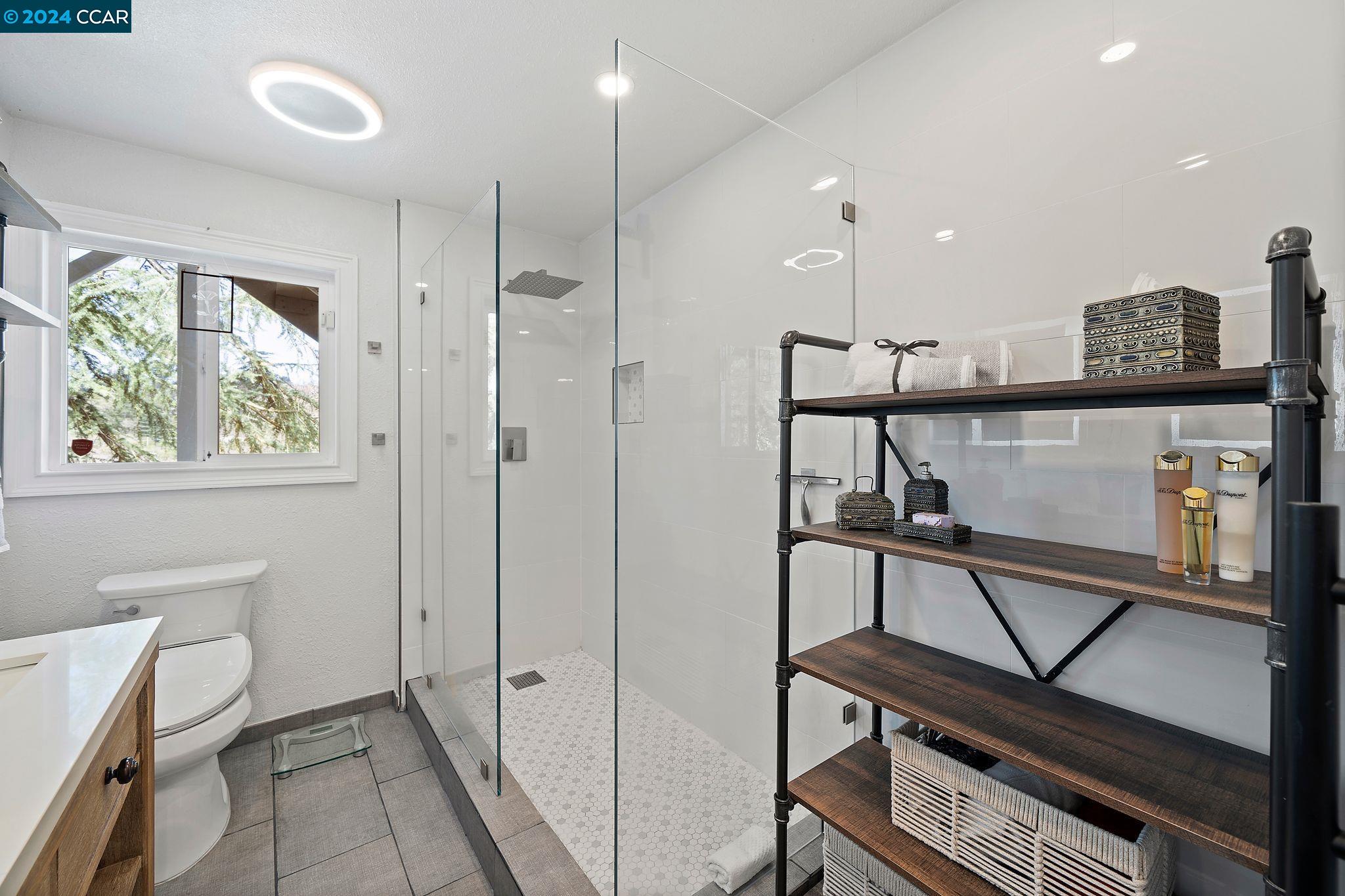 Detail Gallery Image 18 of 45 For 930 Hawthorn Dr, Lafayette,  CA 94549 - 4 Beds | 2/1 Baths