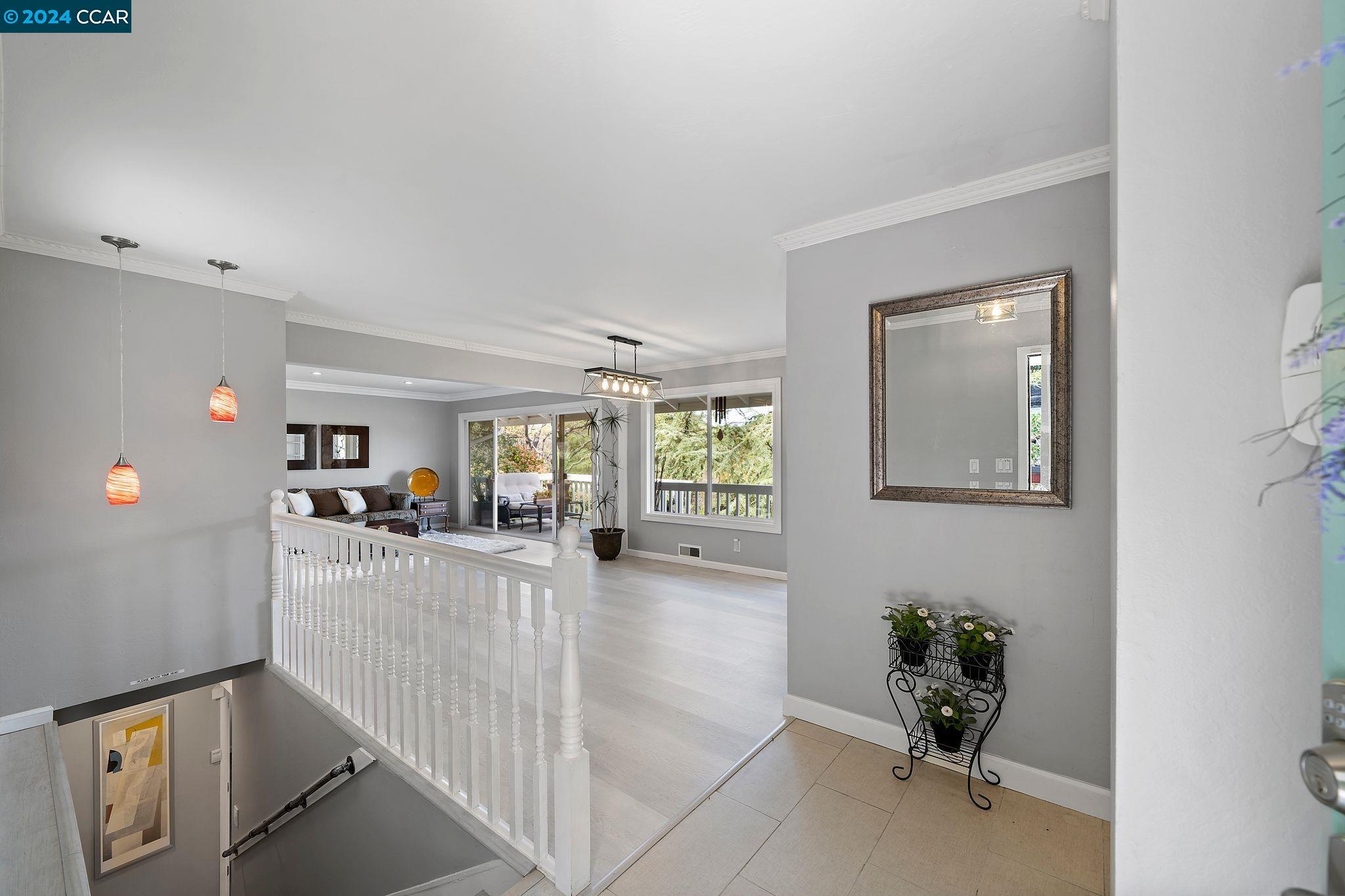 Detail Gallery Image 4 of 45 For 930 Hawthorn Dr, Lafayette,  CA 94549 - 4 Beds | 2/1 Baths