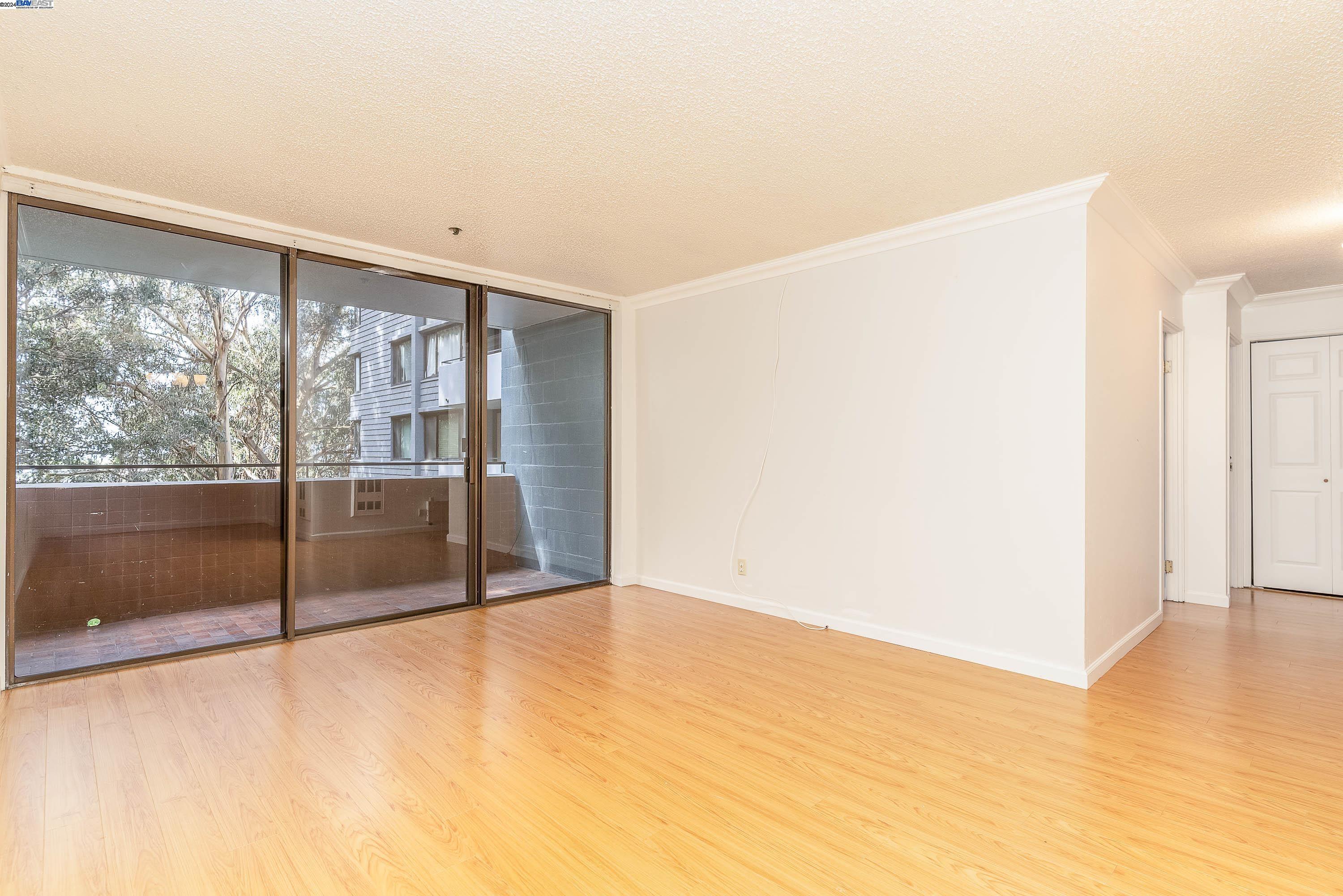 Detail Gallery Image 2 of 44 For 555 Pierce St #440,  Albany,  CA 94706 - 2 Beds | 2 Baths