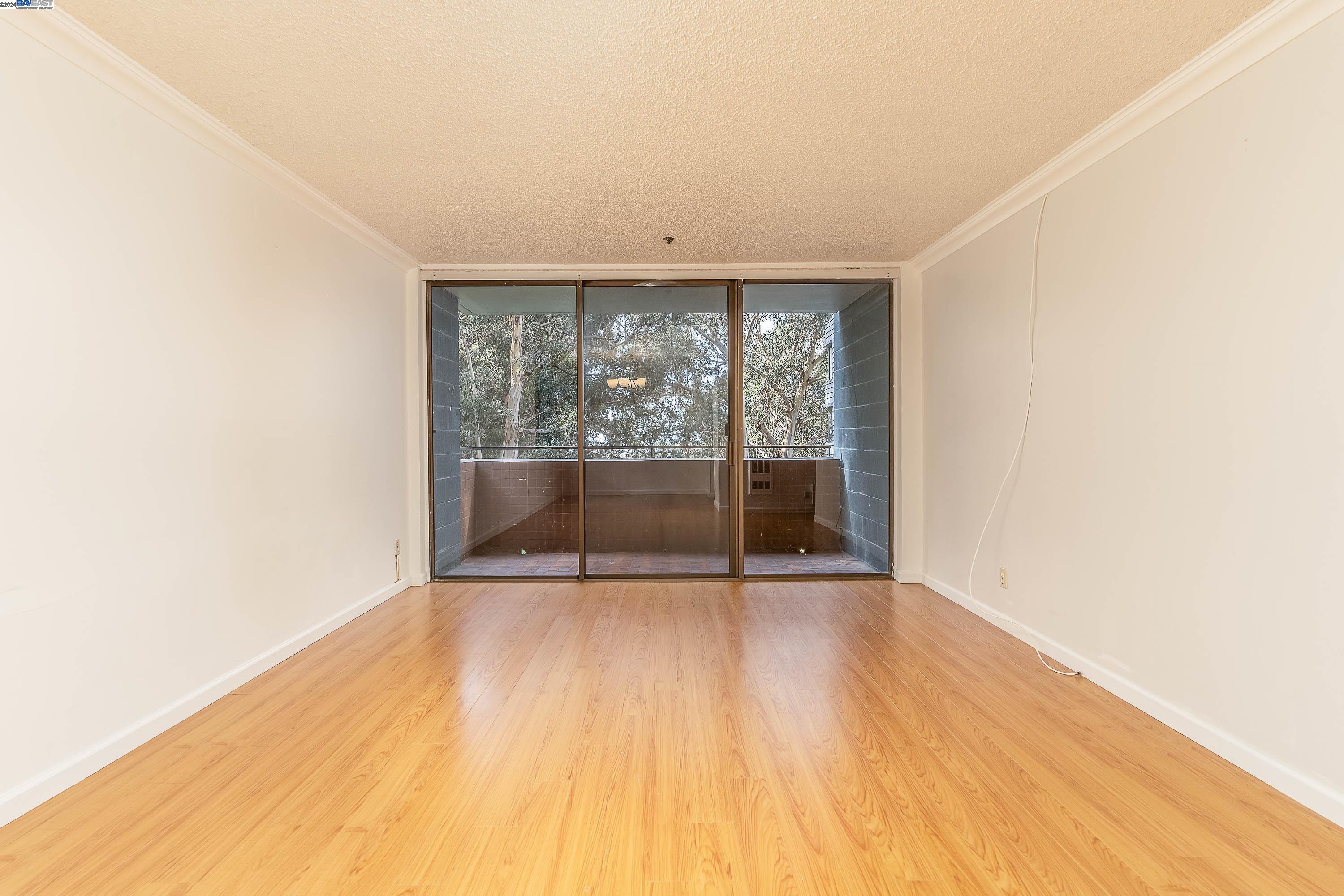 Detail Gallery Image 3 of 44 For 555 Pierce St #440,  Albany,  CA 94706 - 2 Beds | 2 Baths