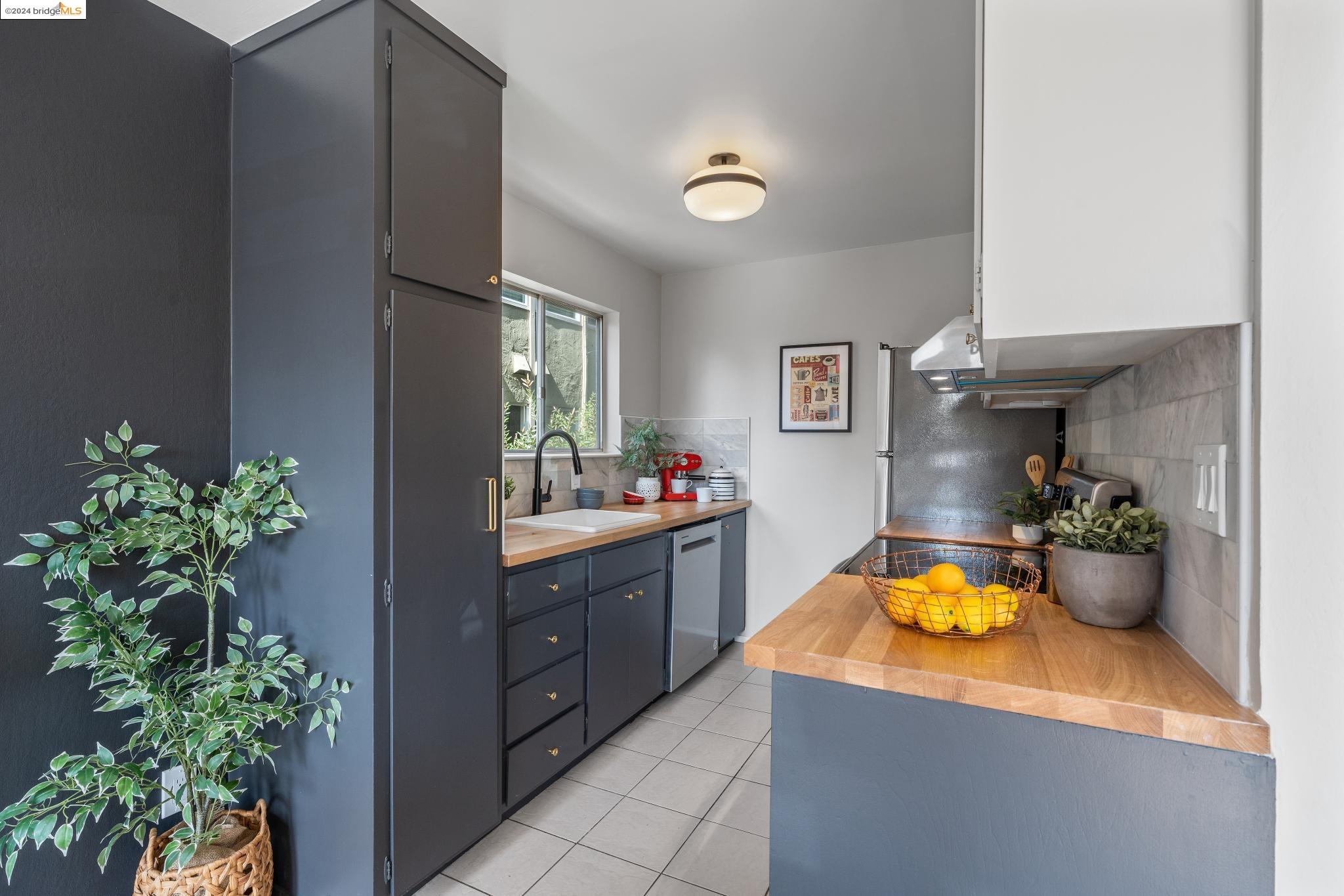 Detail Gallery Image 10 of 27 For 10 Moss Ave #19,  Oakland,  CA 94610 - 2 Beds | 1 Baths