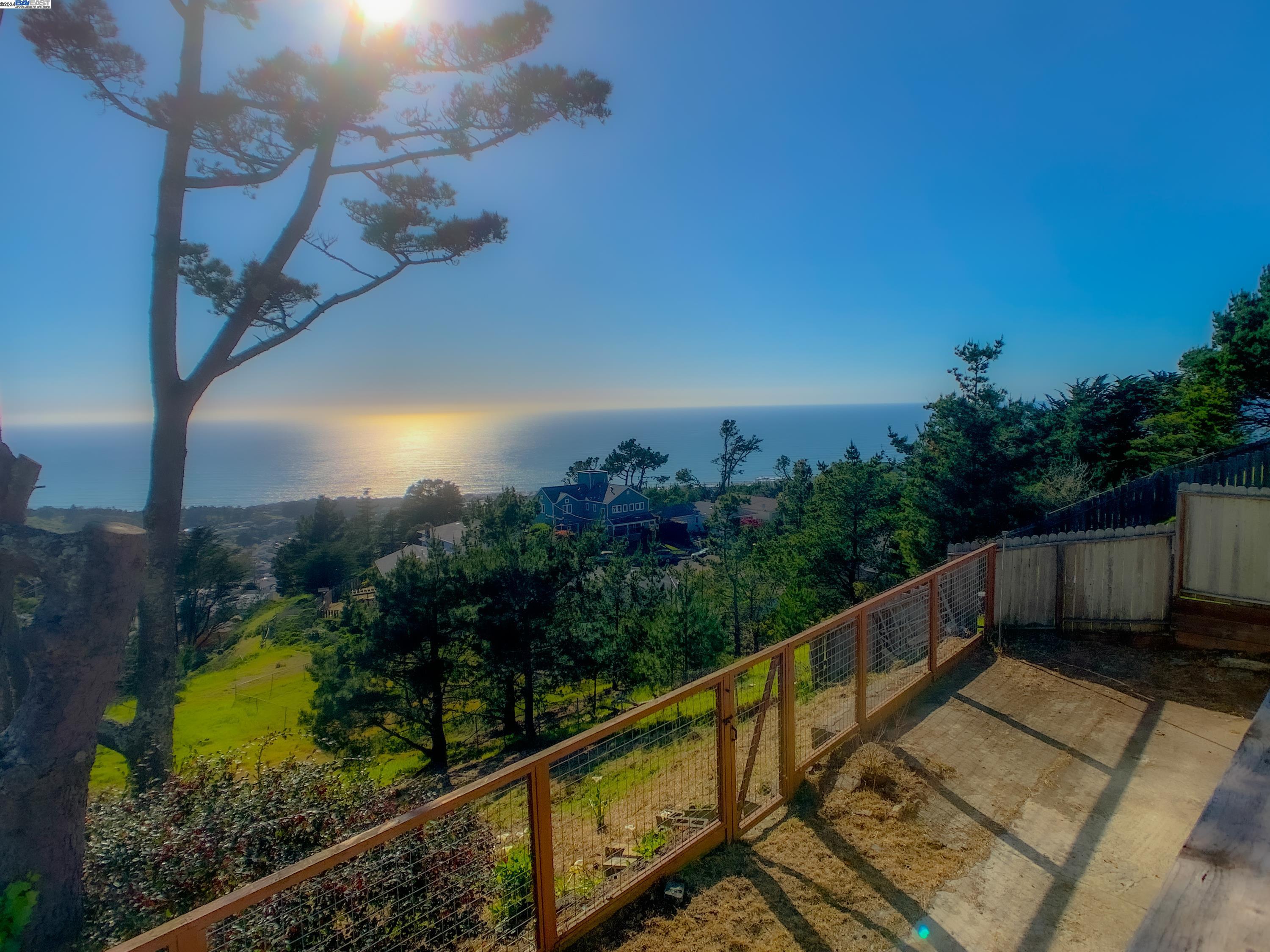 Detail Gallery Image 12 of 32 For 532 Heathcliff Dr, Pacifica,  CA 94044 - 4 Beds | 3/1 Baths