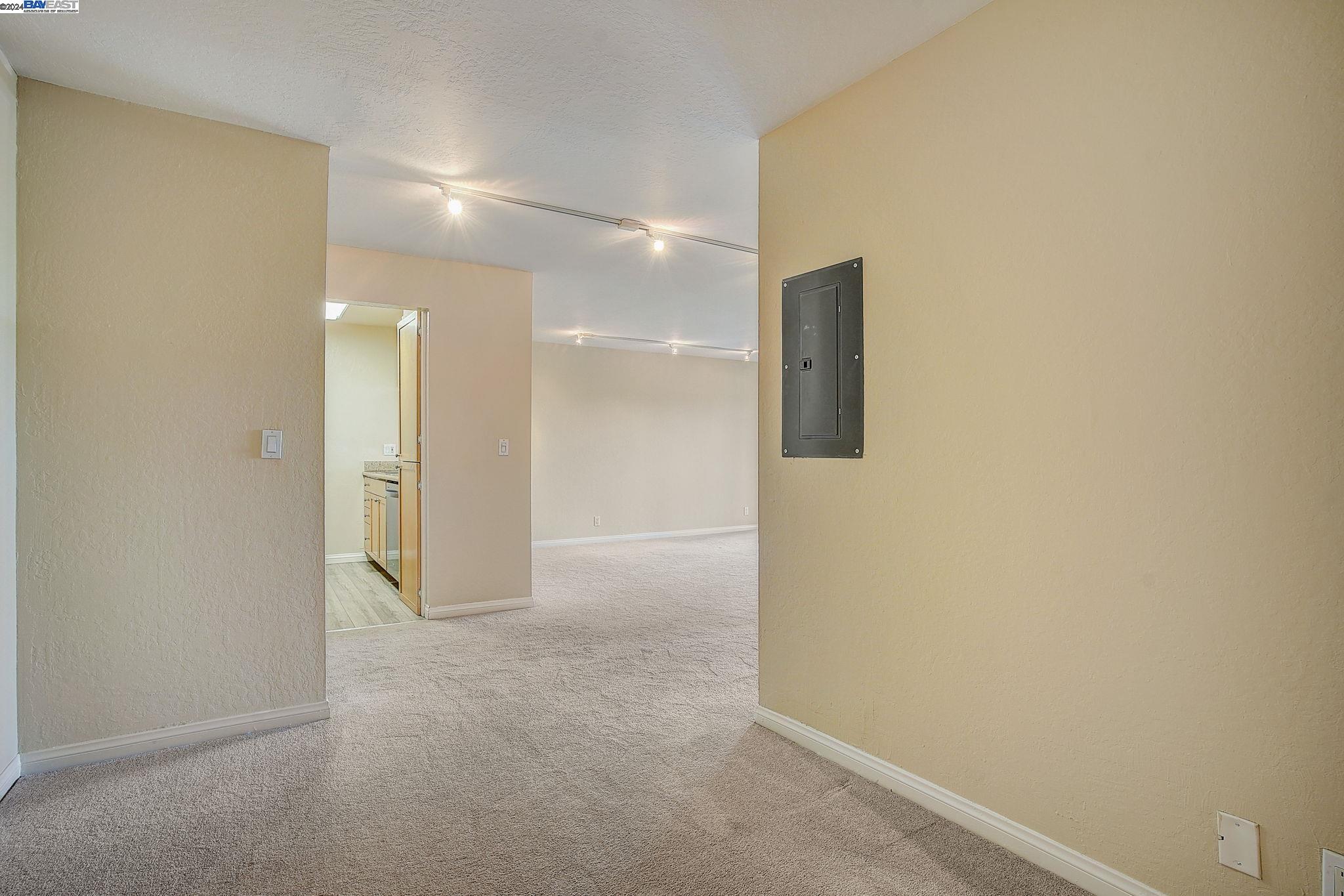 Detail Gallery Image 3 of 33 For 1085 Murrieta Blvd #205,  Livermore,  CA 94550 - 1 Beds | 1 Baths