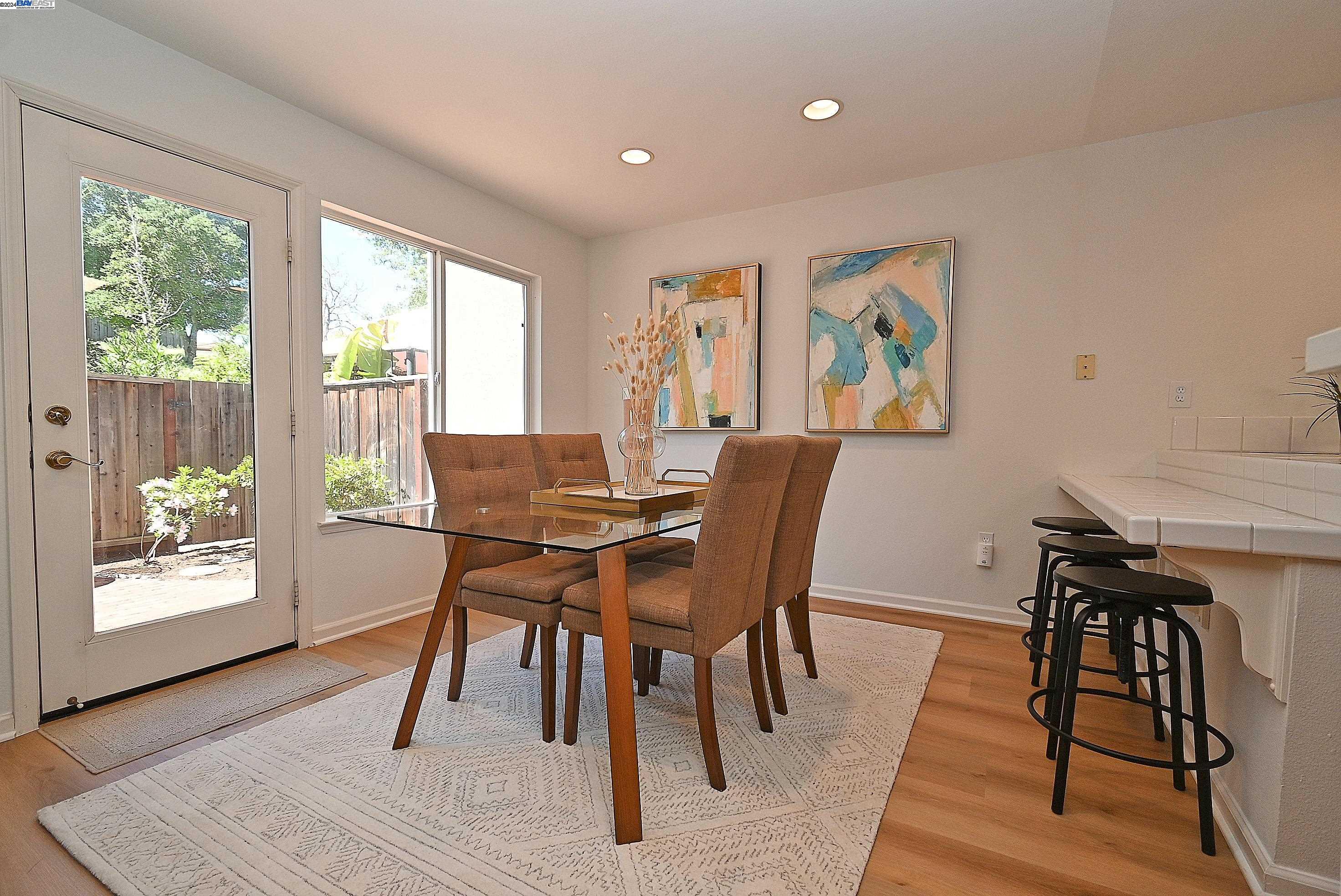 Detail Gallery Image 11 of 60 For 20523 Summerglen Pl, Castro Valley,  CA 94552 - 3 Beds | 2/1 Baths