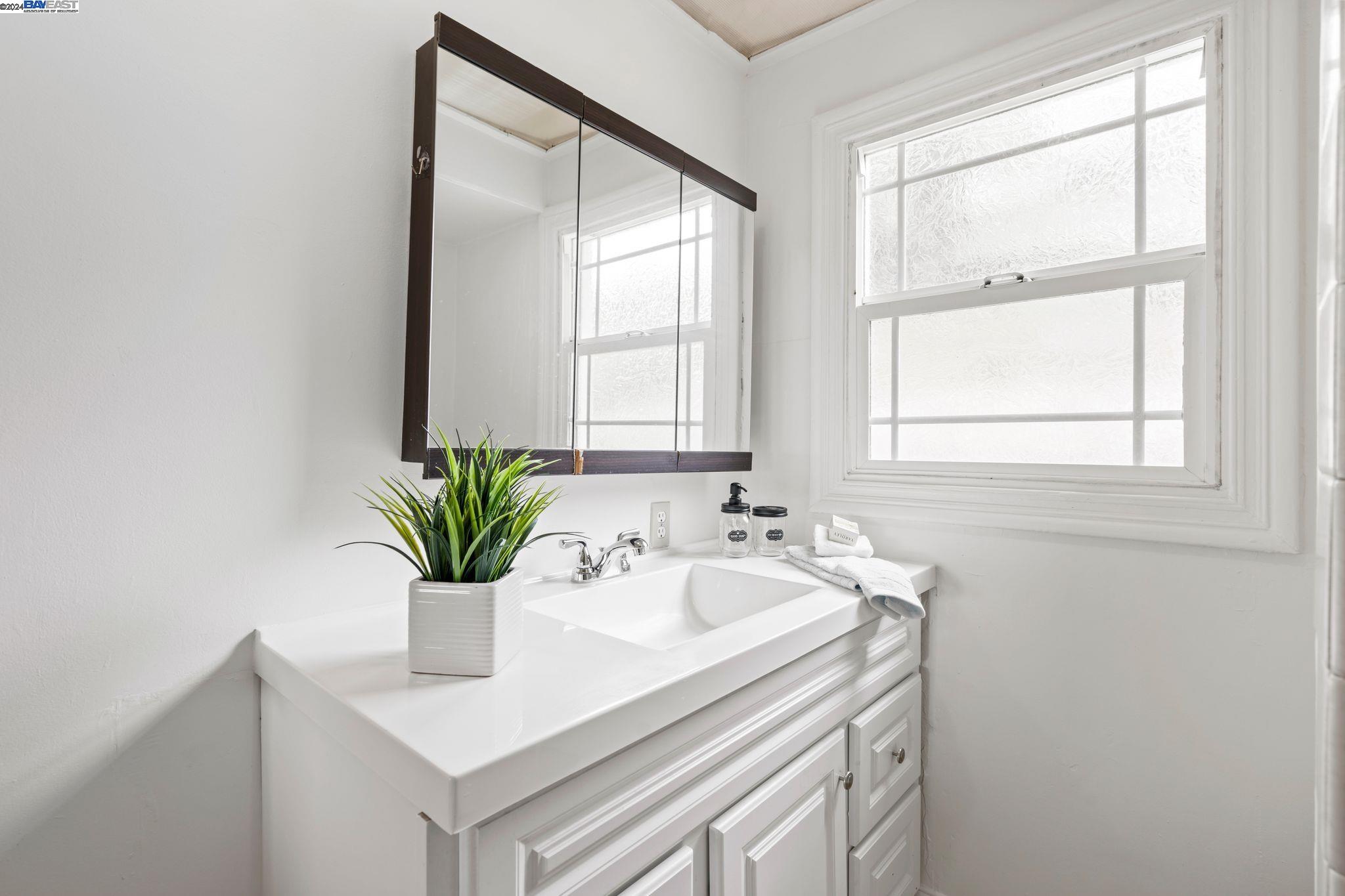 Detail Gallery Image 24 of 48 For 6474 Outlook Ave, Oakland,  CA 94605 - 2 Beds | 2 Baths