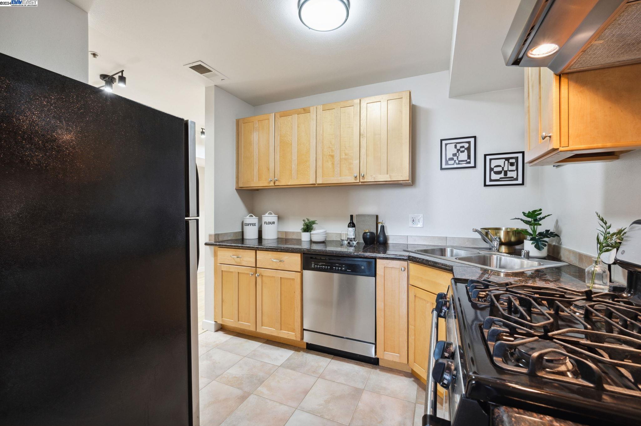 Detail Gallery Image 11 of 34 For 426 27th St 104b,  Oakland,  CA 94612 - 2 Beds | 1/1 Baths