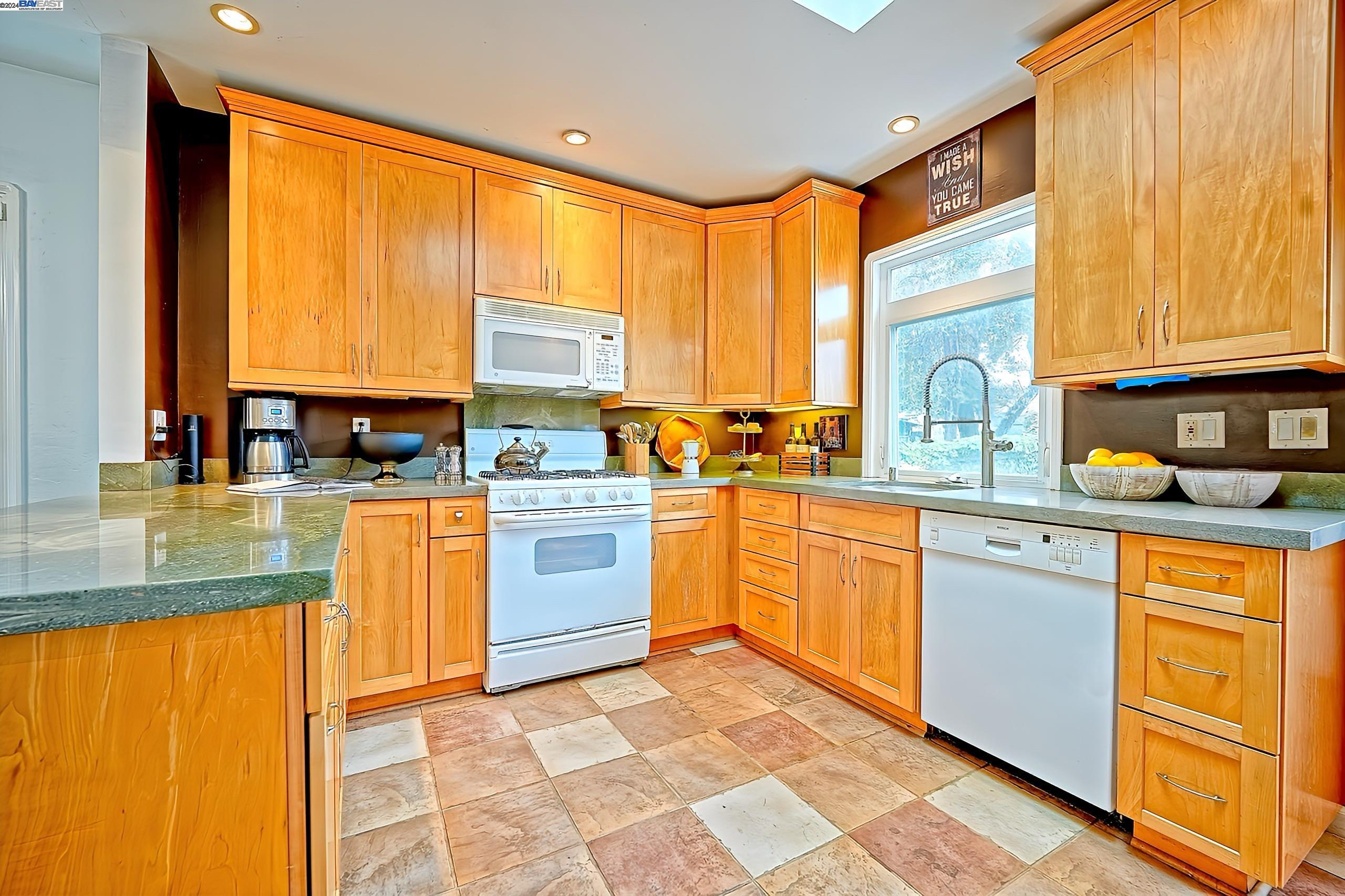 Detail Gallery Image 7 of 23 For 390 Belleview Dr, San Leandro,  CA 94577 - 2 Beds | 1/1 Baths