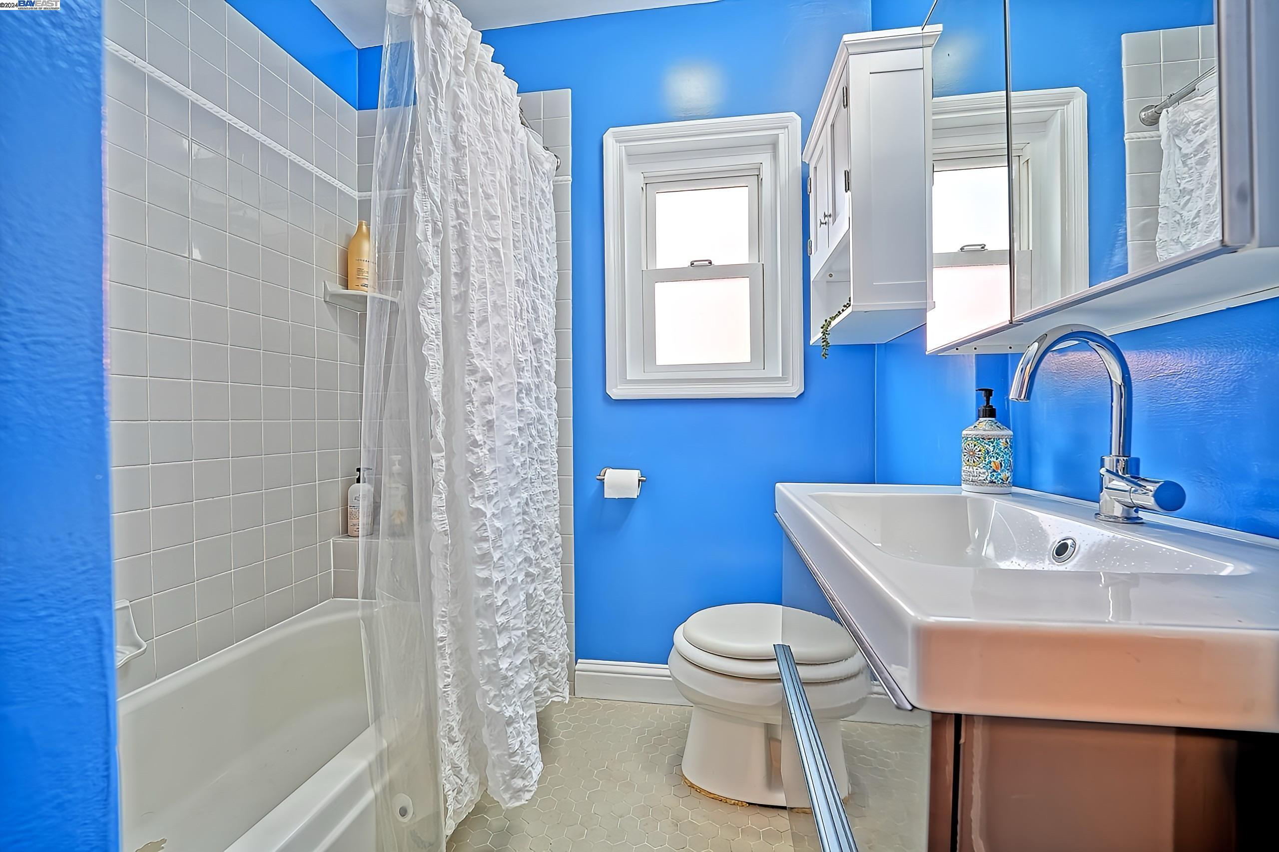 Detail Gallery Image 10 of 23 For 390 Belleview Dr, San Leandro,  CA 94577 - 2 Beds | 1/1 Baths