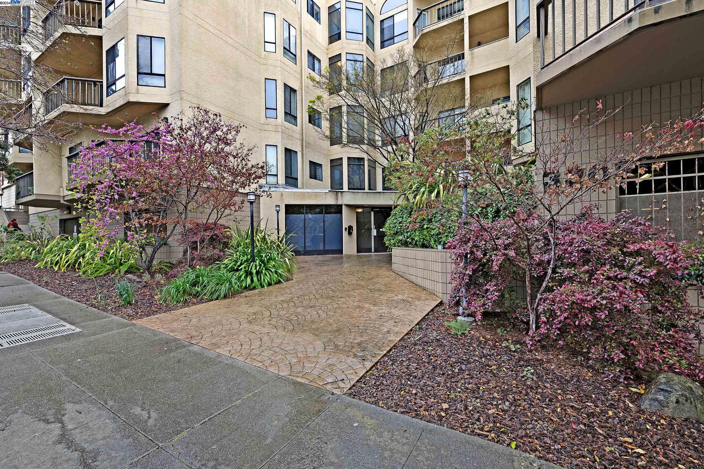 Detail Gallery Image 1 of 33 For 330 Park View Ter #102,  Oakland,  CA 94610 - 1 Beds | 1 Baths