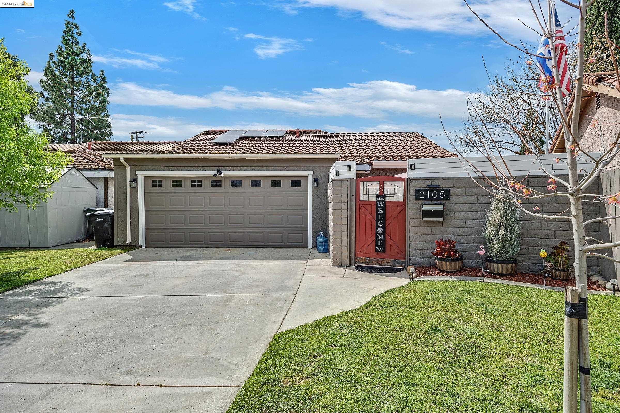 Detail Gallery Image 1 of 33 For 2105 Christine St, Modesto,  CA 95350 - 3 Beds | 2 Baths