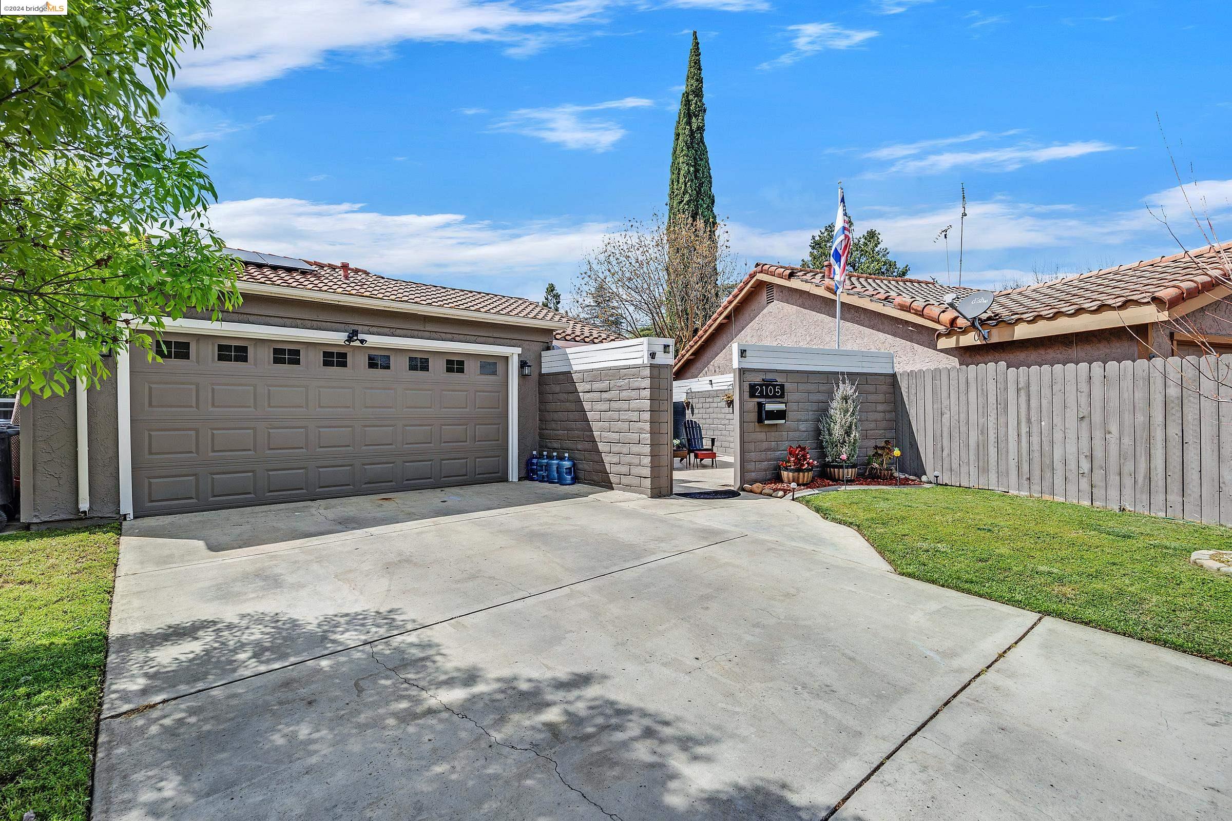Detail Gallery Image 2 of 33 For 2105 Christine St, Modesto,  CA 95350 - 3 Beds | 2 Baths