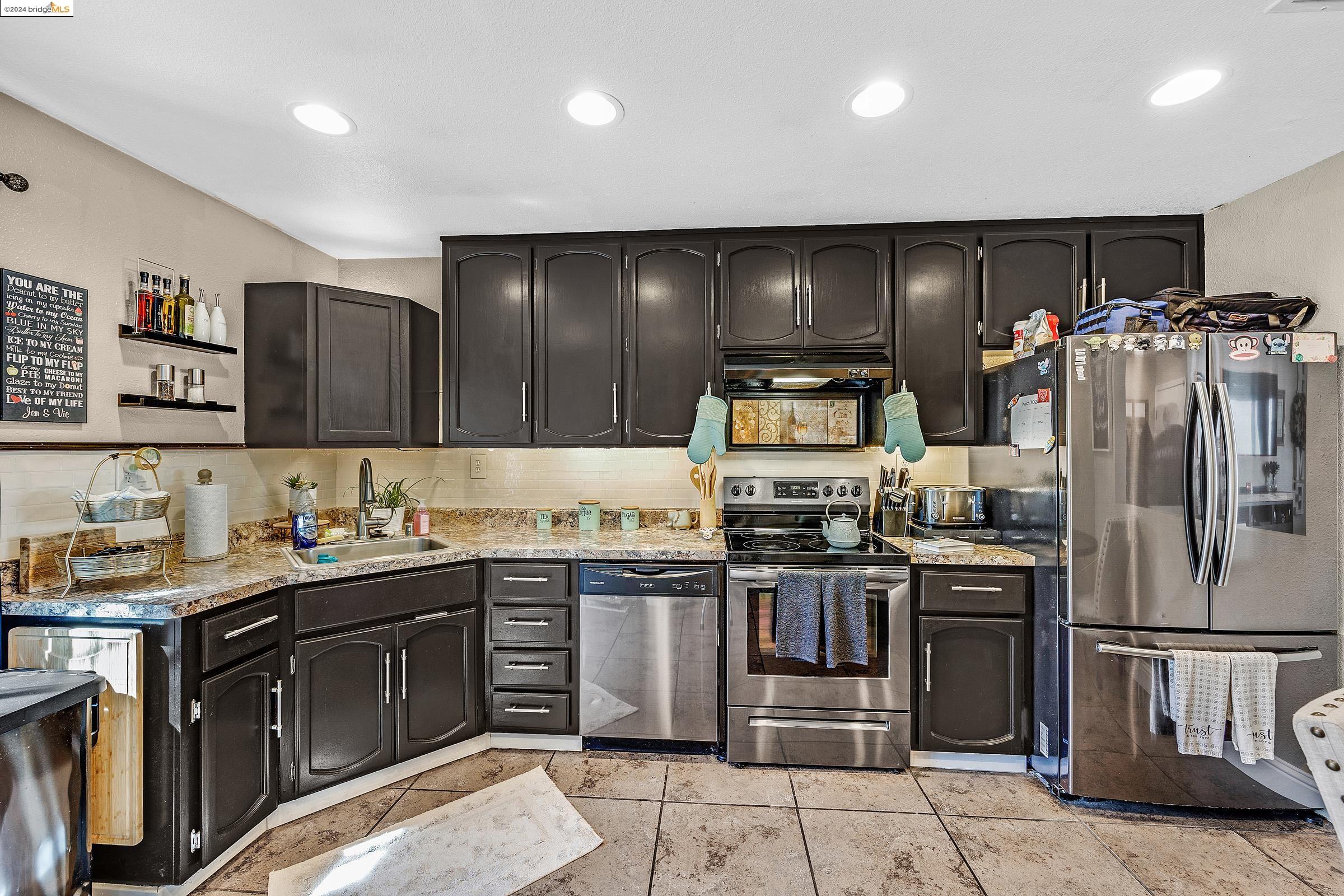 Detail Gallery Image 6 of 33 For 2105 Christine St, Modesto,  CA 95350 - 3 Beds | 2 Baths