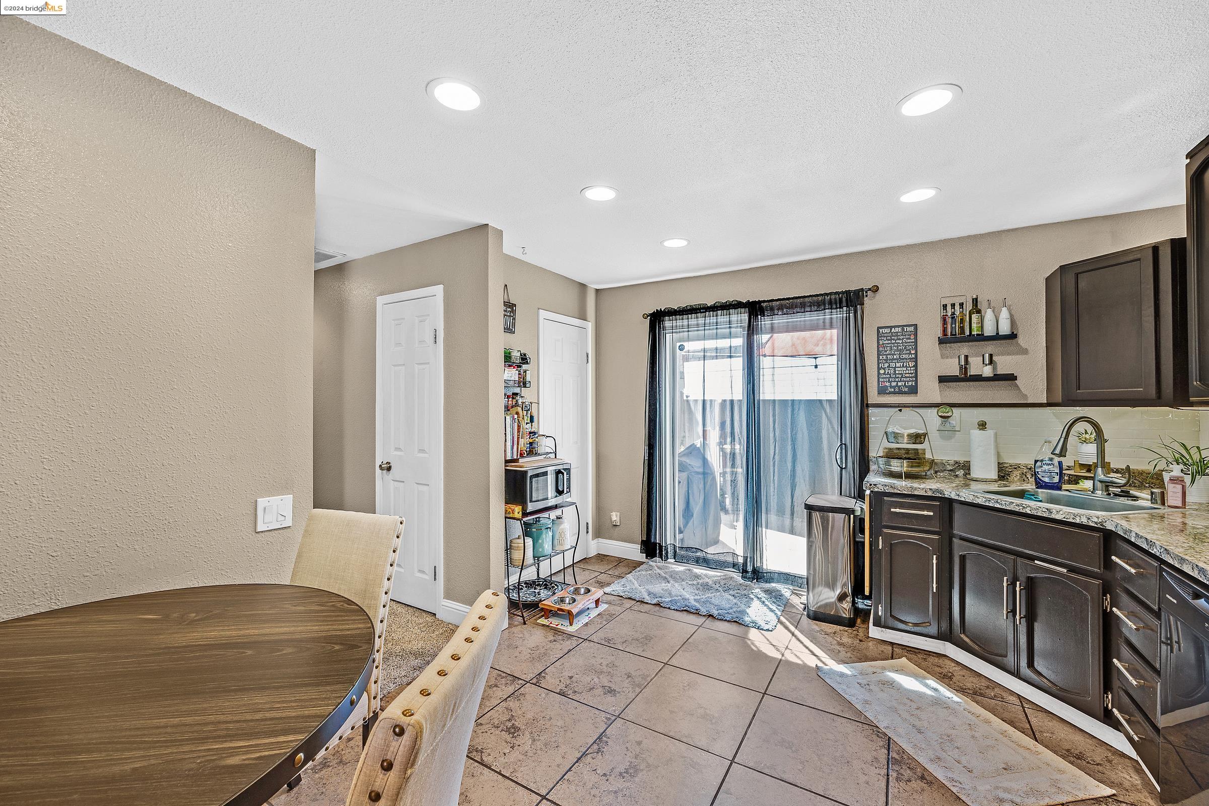 Detail Gallery Image 8 of 33 For 2105 Christine St, Modesto,  CA 95350 - 3 Beds | 2 Baths