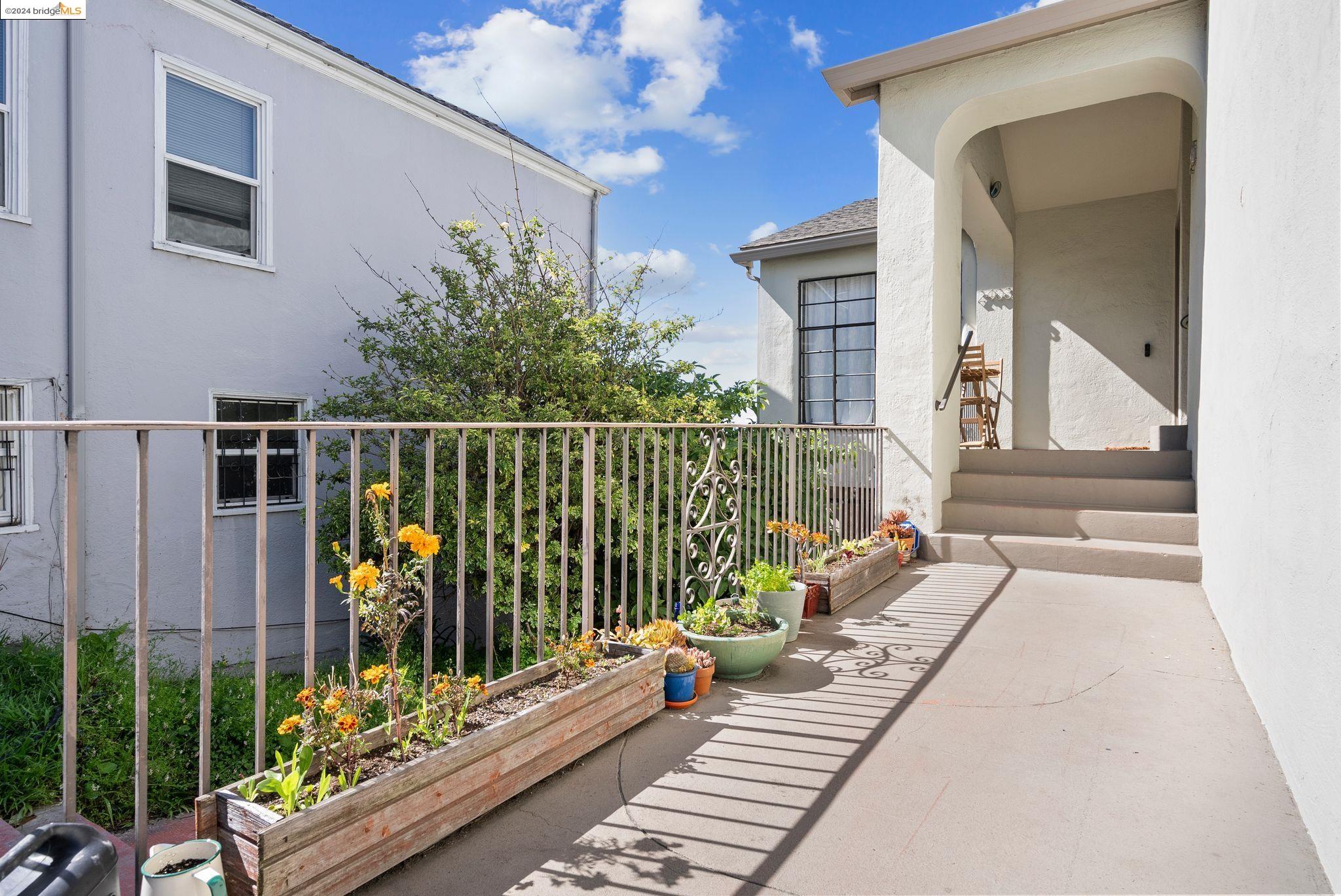 Detail Gallery Image 2 of 41 For 2403 7th Ave, Oakland,  CA 94606 - 2 Beds | 1 Baths