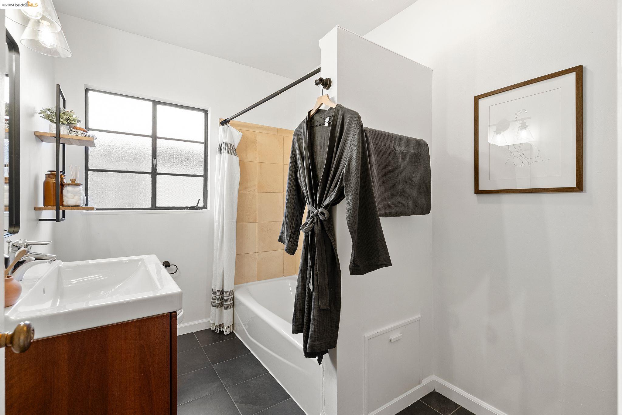 Detail Gallery Image 28 of 41 For 2403 7th Ave, Oakland,  CA 94606 - 2 Beds | 1 Baths